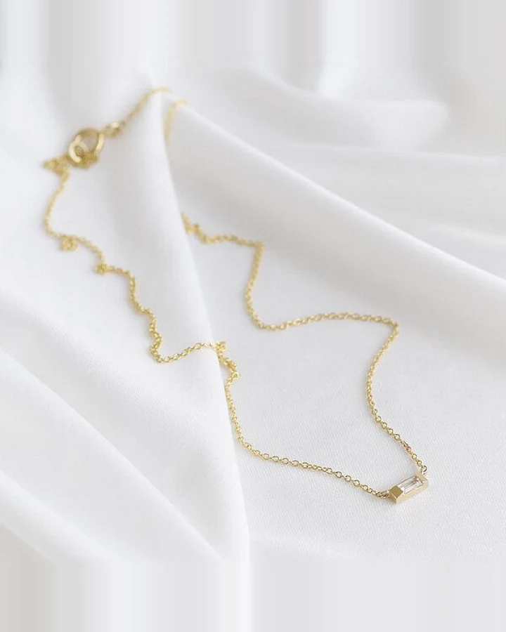 Eppi Halskette aus Gold mit weißem Saphir mit Baguette-Form Sharly