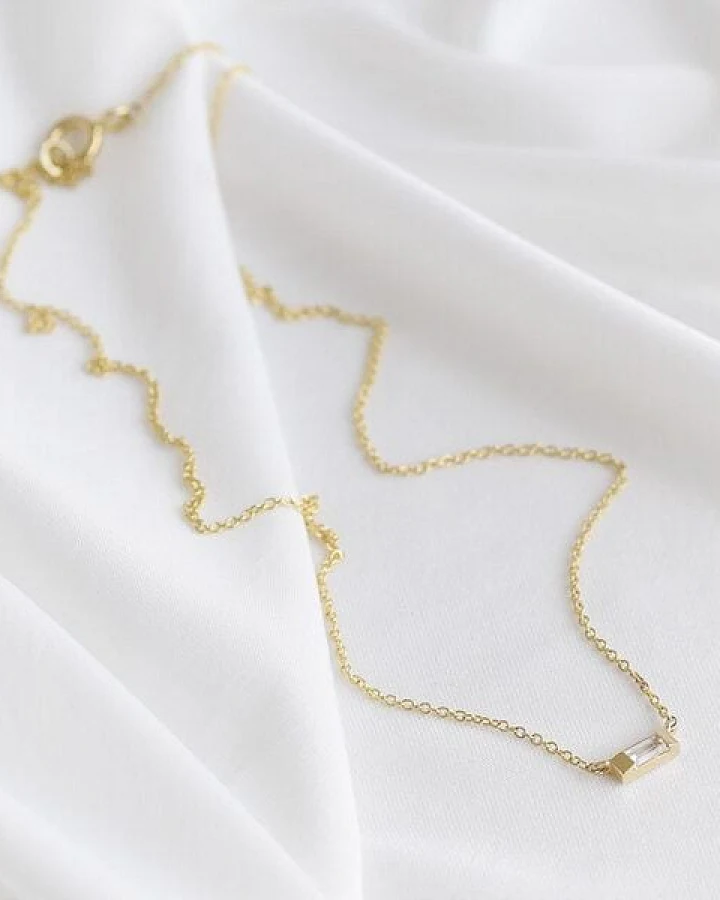 Eppi Halskette aus Gold mit weißem Saphir mit Baguette-Form Sharly