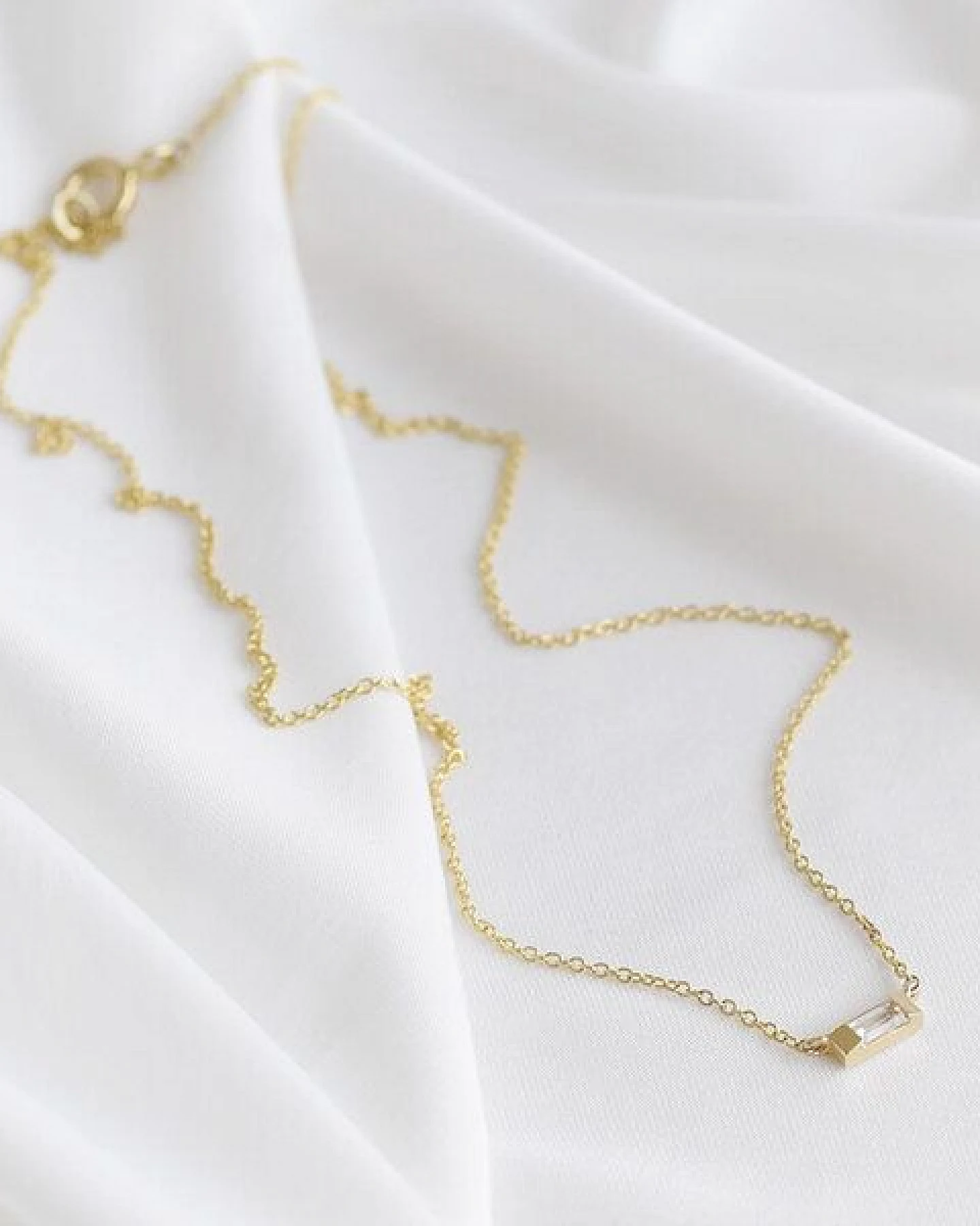Eppi Halskette aus Gold mit weißem Saphir mit Baguette-Form Sharly – Ansicht 2
