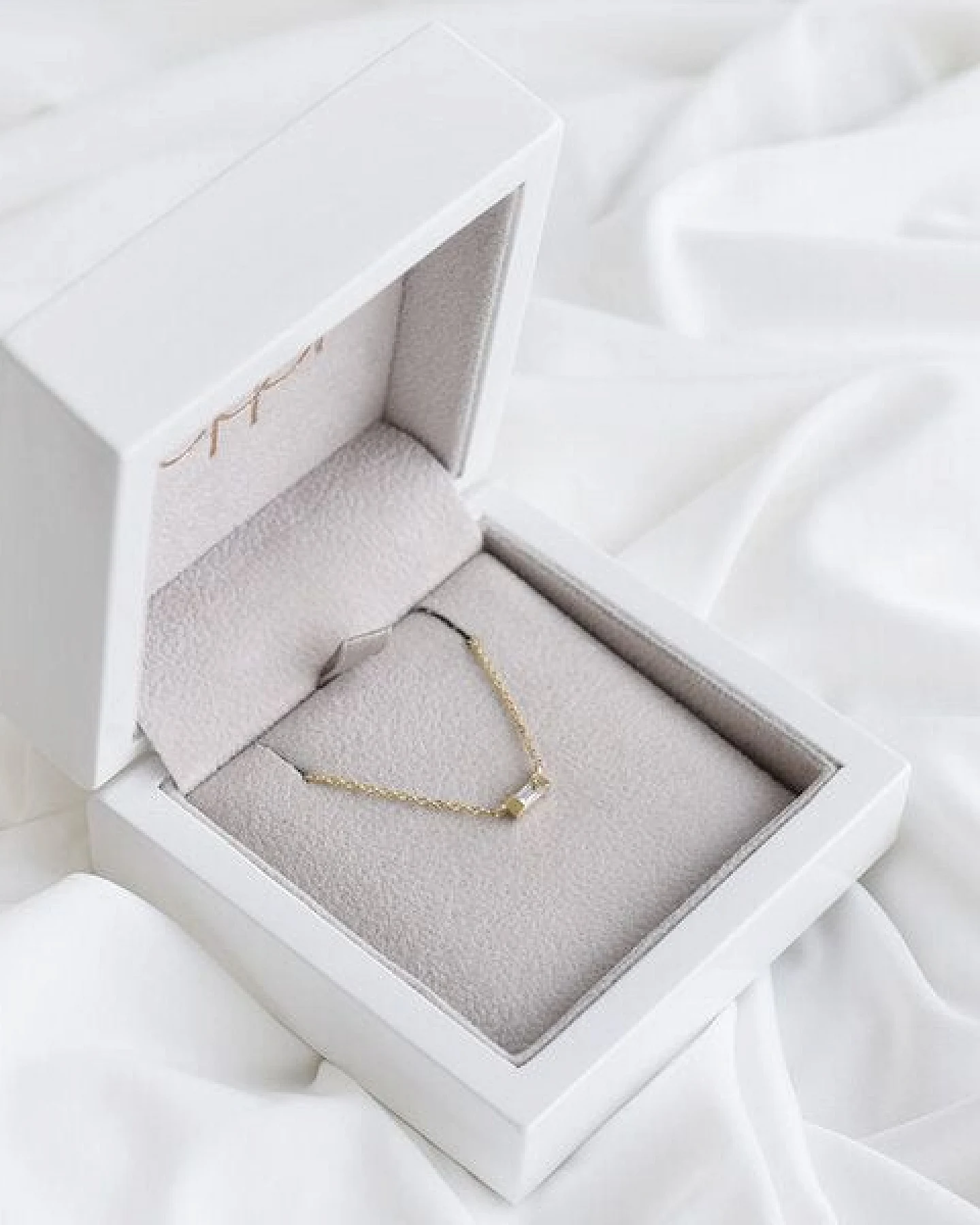 Eppi Halskette aus Gold mit weißem Saphir mit Baguette-Form Sharly – Ansicht 4