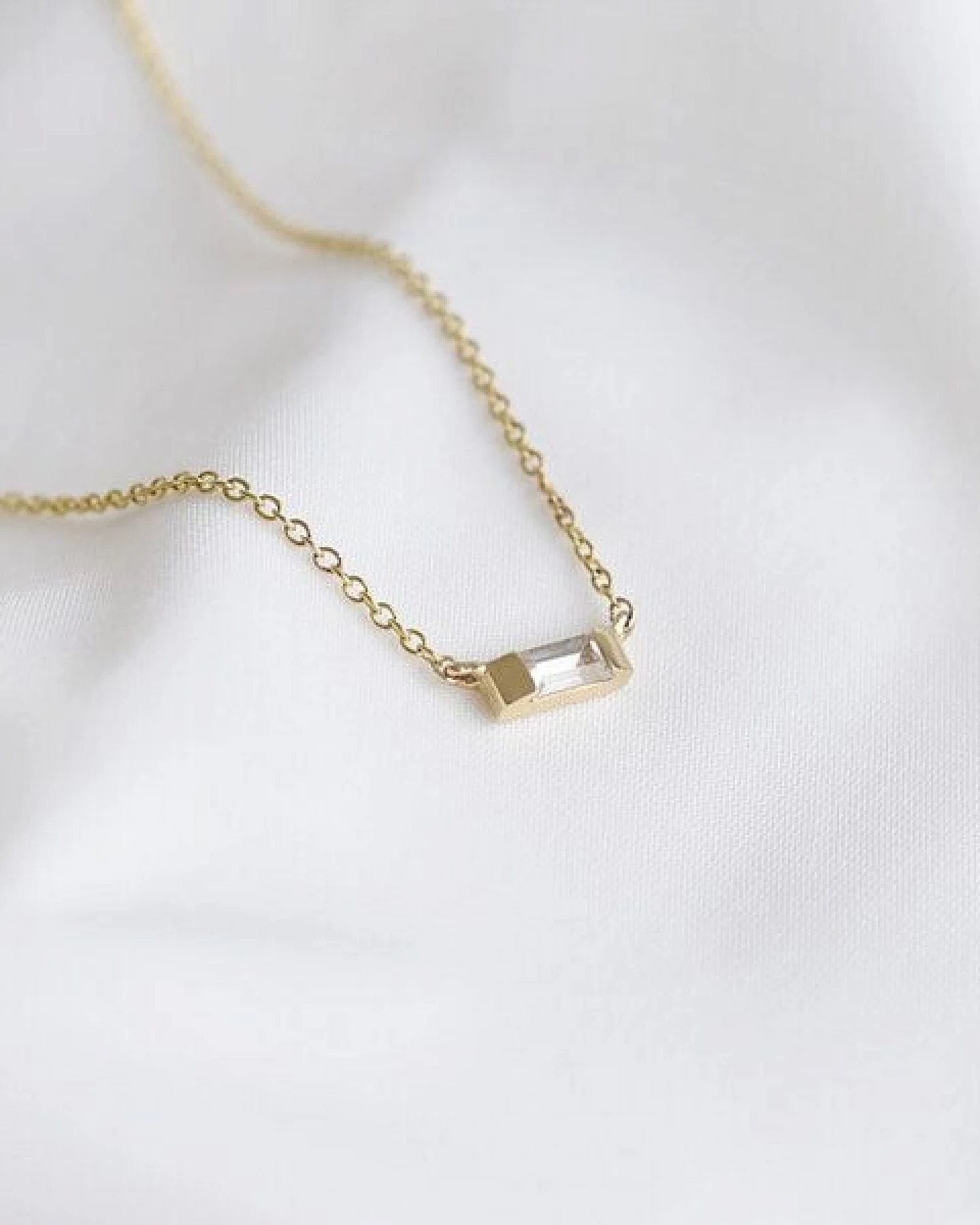 Eppi Halskette aus Gold mit weißem Saphir mit Baguette-Form Sharly – Ansicht 4