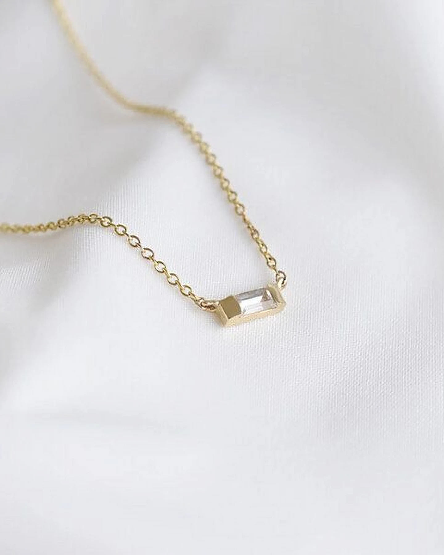 Eppi Halskette aus Gold mit weißem Saphir mit Baguette-Form Sharly – Ansicht 4