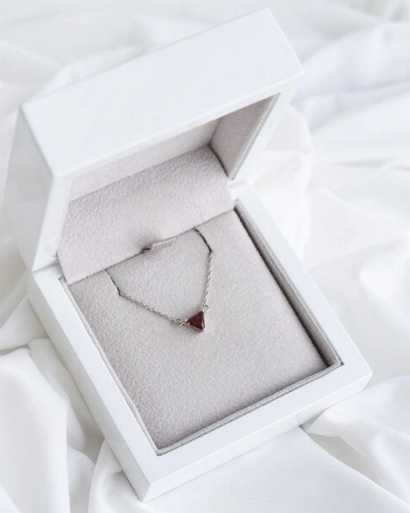Eppi Minimalistische Kette mit Granat Modu – Ansicht 4