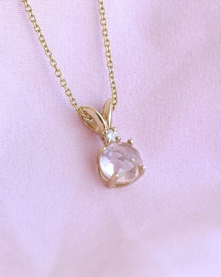 Eppi Goldener Anhänger mit Rosenquarz und Diamant Timotei