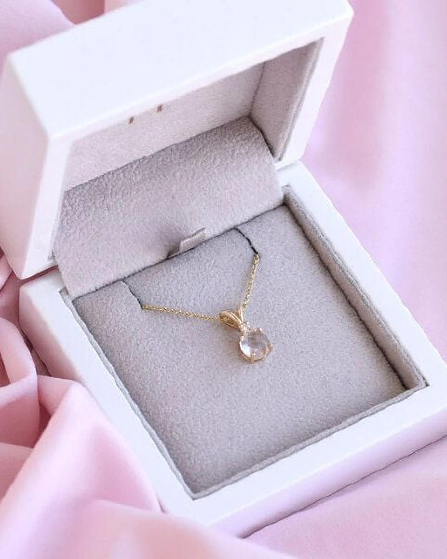 Eppi Goldener Anhänger mit Rosenquarz und Diamant Timotei – Ansicht 3