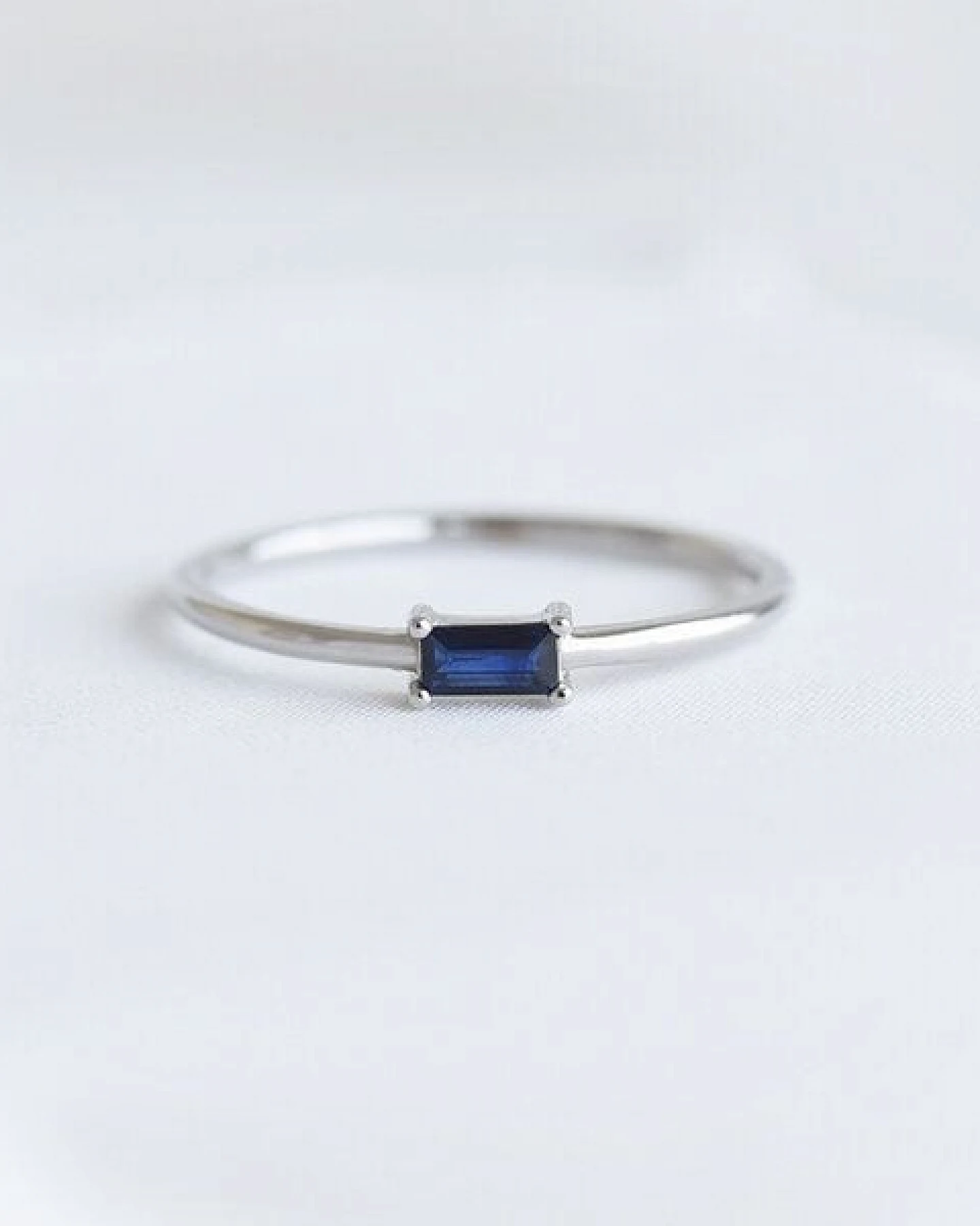 Eppi Ring mit Saphir im minimalistischen Design Koos – Ansicht 2