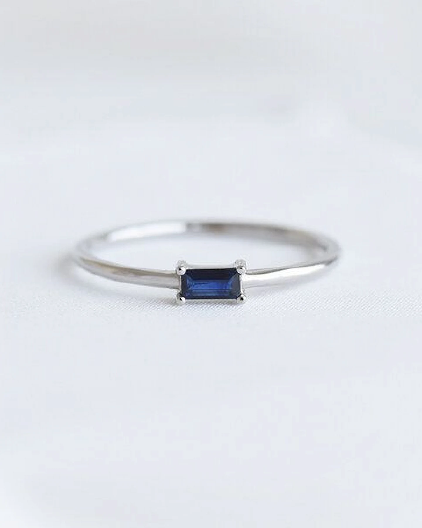 Eppi Ring mit Saphir im minimalistischen Design Koos – Ansicht 2