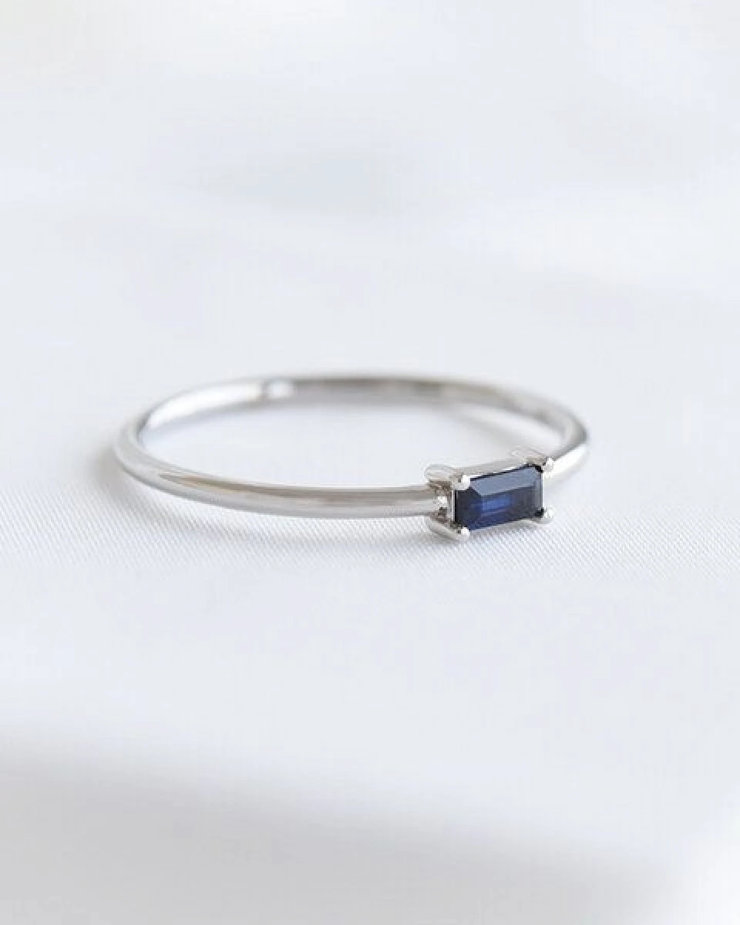 Eppi Ring mit Saphir im minimalistischen Design Koos – Ansicht 2
