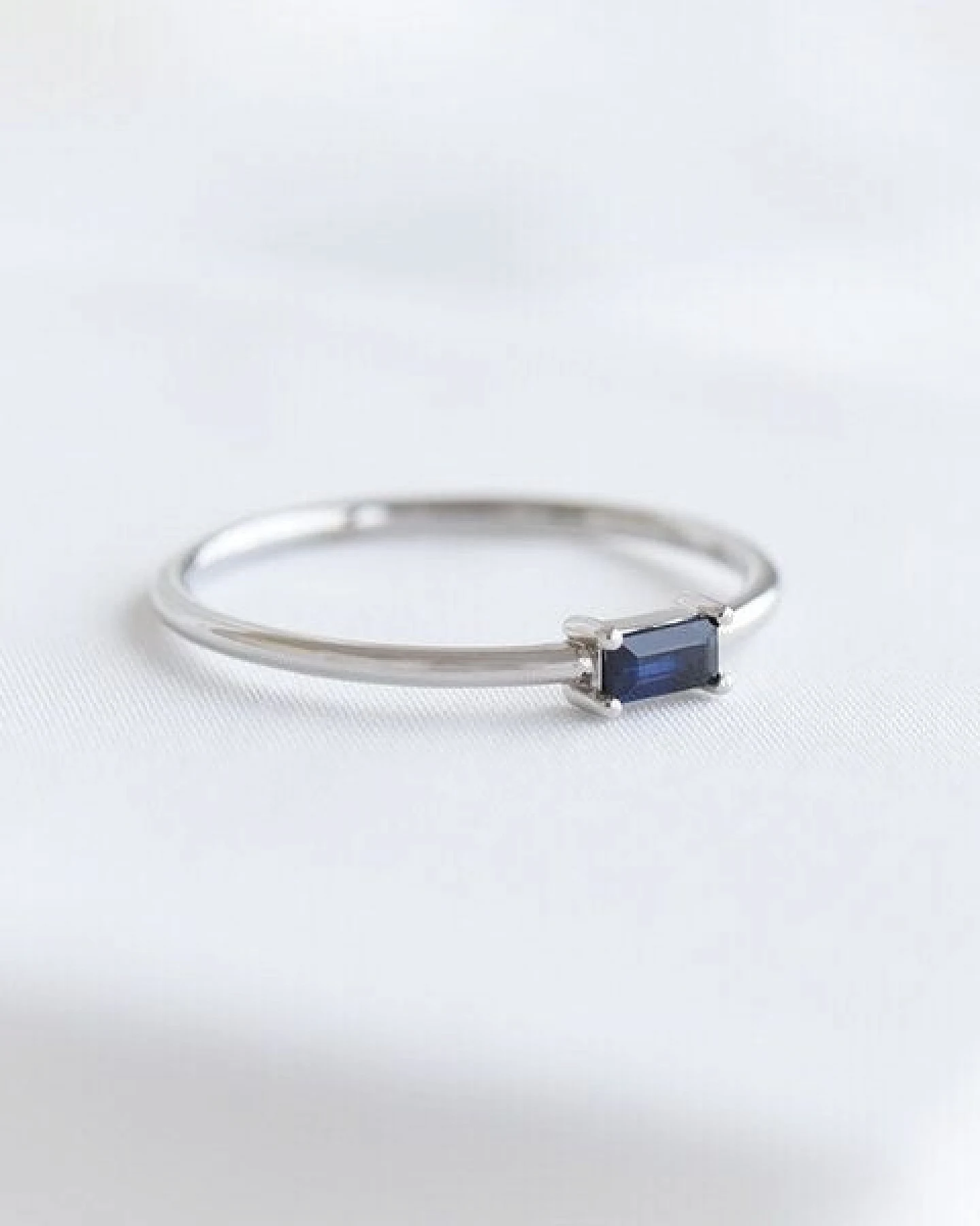 Eppi Ring mit Saphir im minimalistischen Design Koos – Ansicht 2