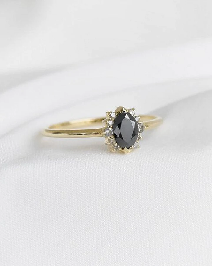 Eppi Verlobungsring mit schwarzem Marquise Diamanten Mya
