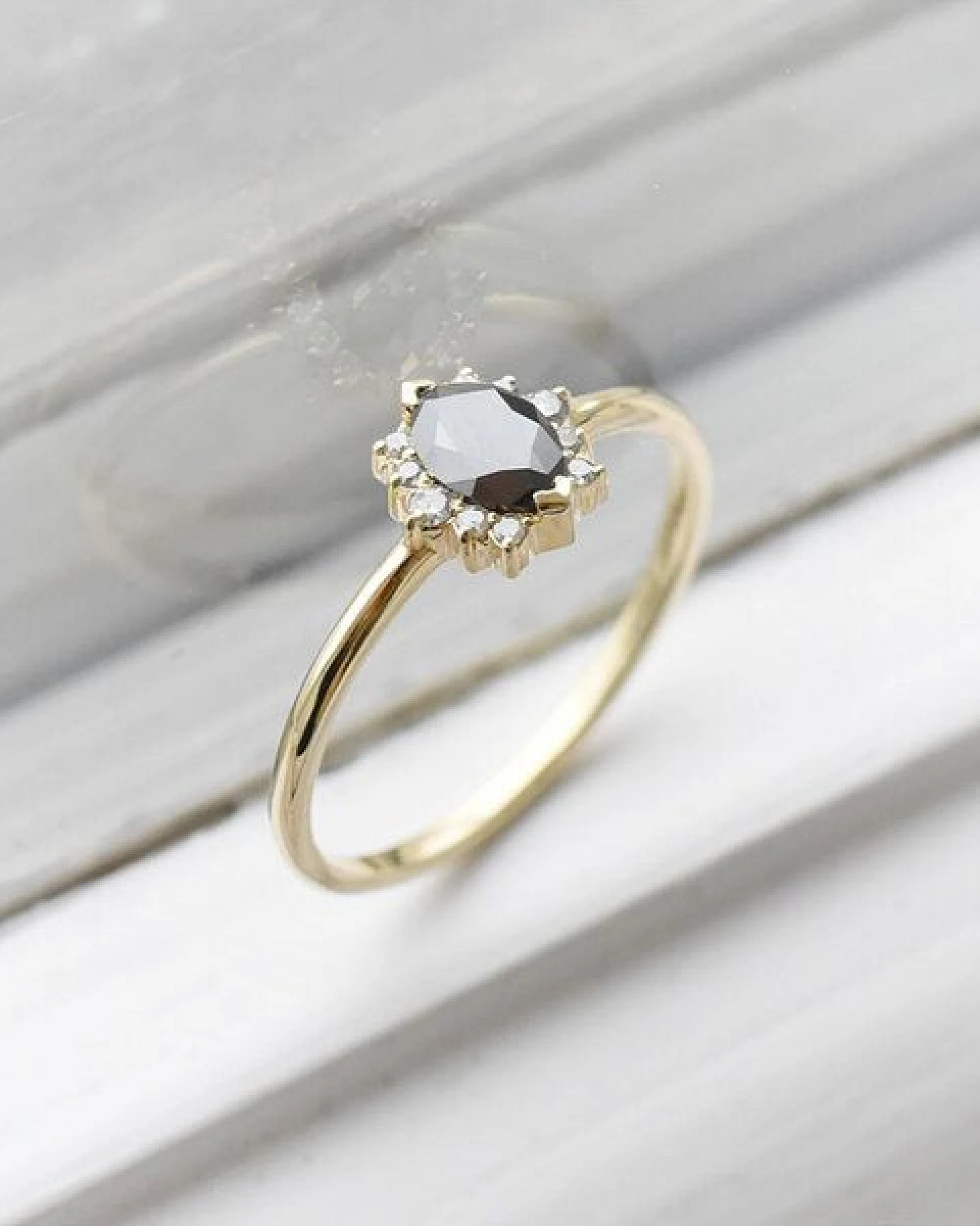 Eppi Verlobungsring mit schwarzem Marquise Diamanten Mya – Ansicht 2