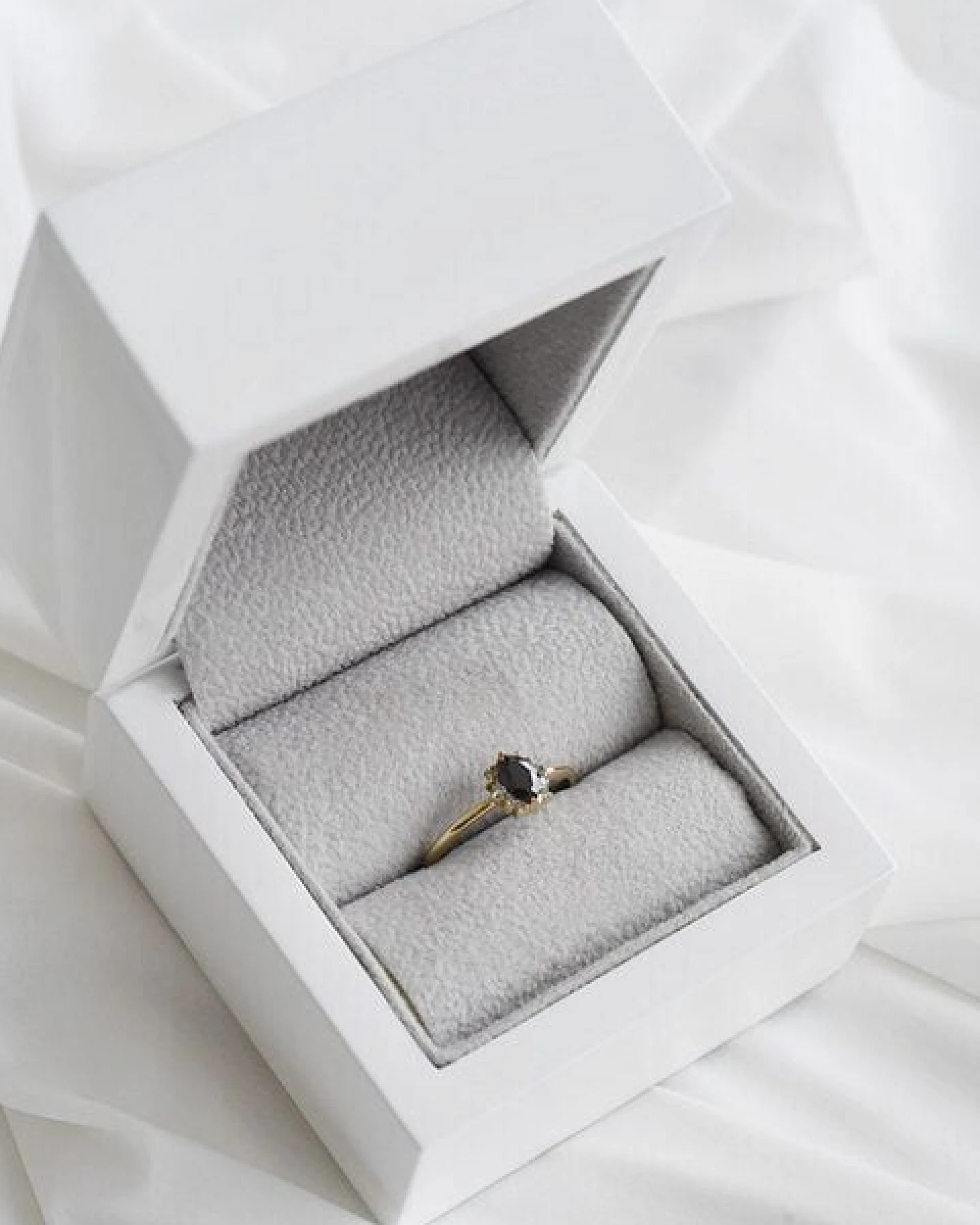 Eppi Verlobungsring mit schwarzem Marquise Diamanten Mya – Ansicht 4