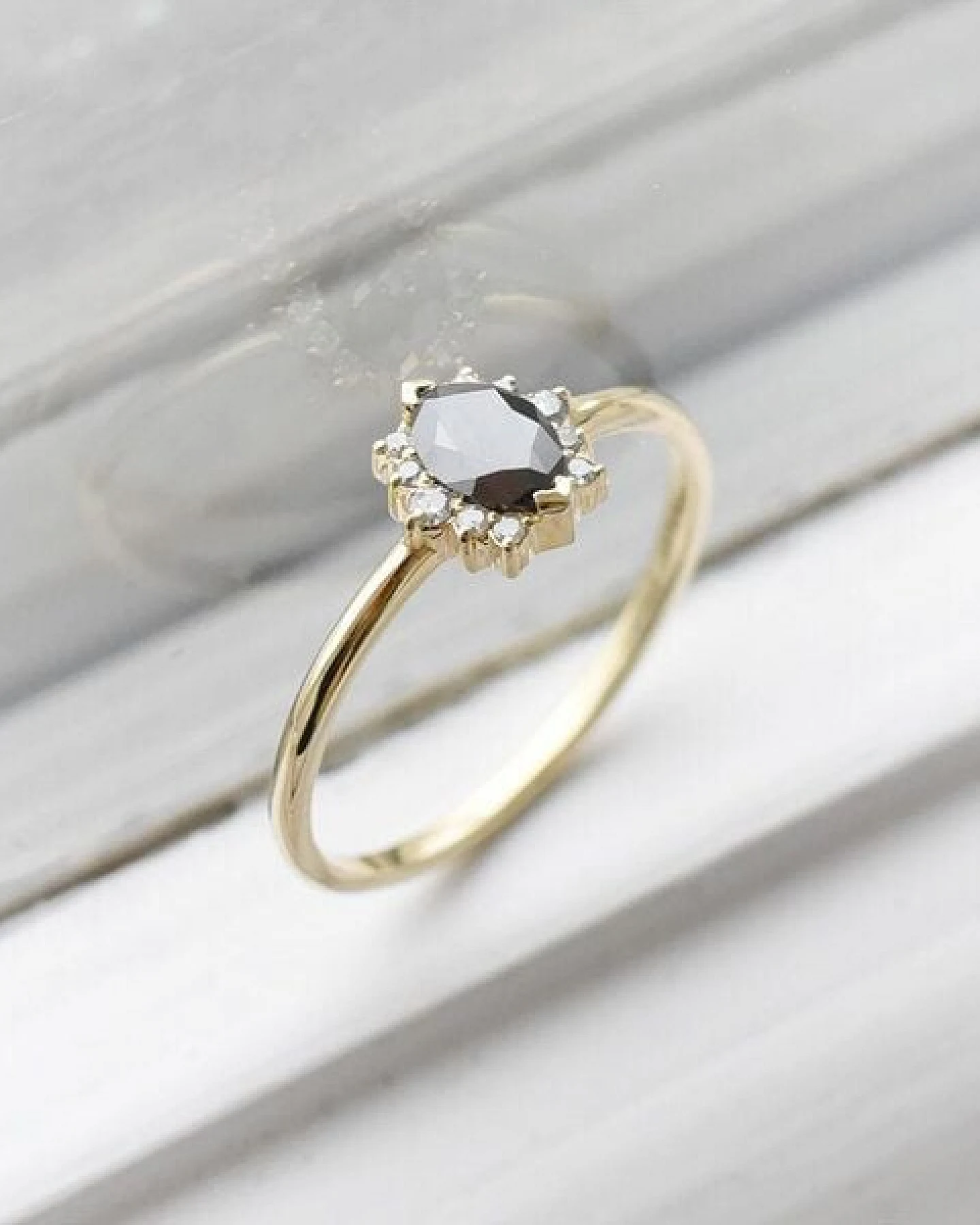 Eppi Verlobungsring mit schwarzem Marquise Diamanten Mya – Ansicht 2