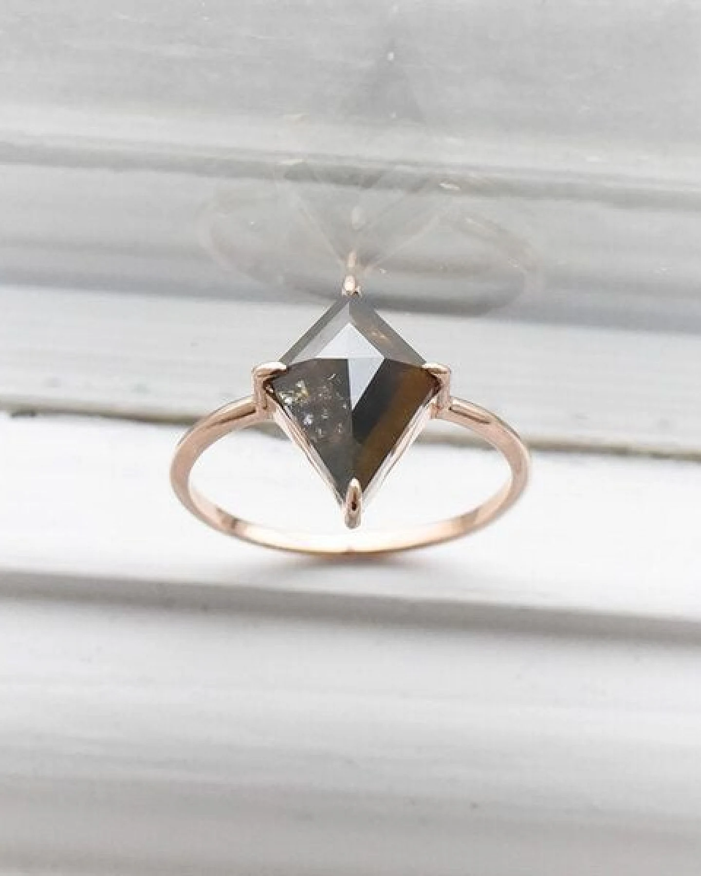 Eppi Minimalistischer Ring mit Salt and Pepper Diamanten Iban – Ansicht 2