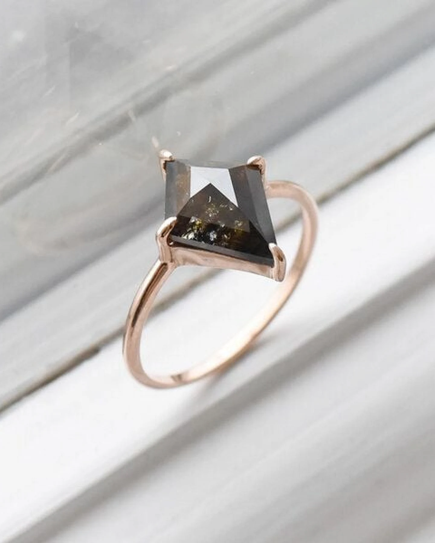 Eppi Minimalistischer Ring mit Salt and Pepper Diamanten Iban – Ansicht 2