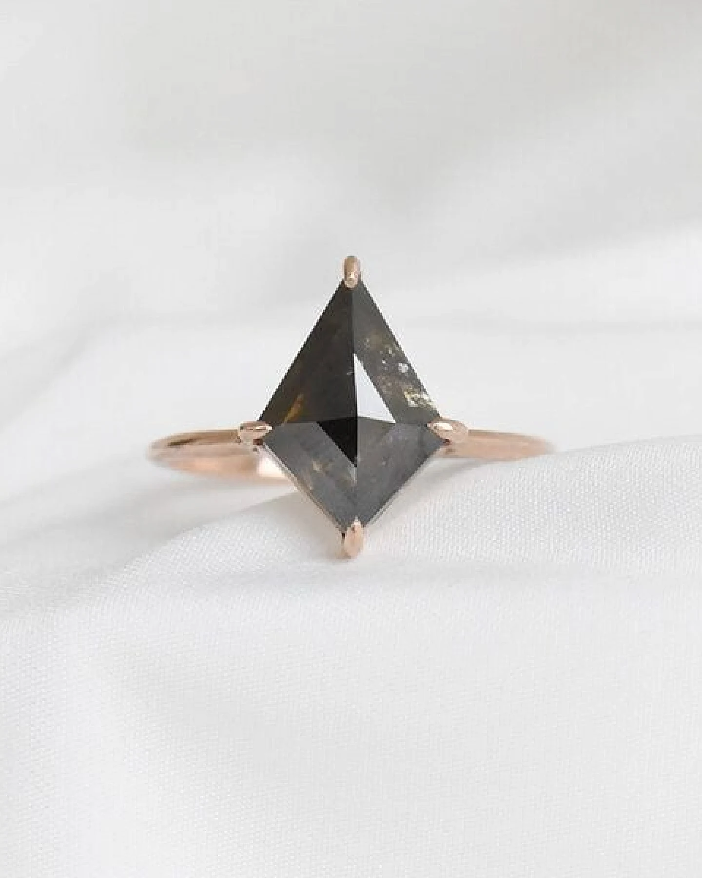 Eppi Minimalistischer Ring mit Salt and Pepper Diamanten Iban – Ansicht 3