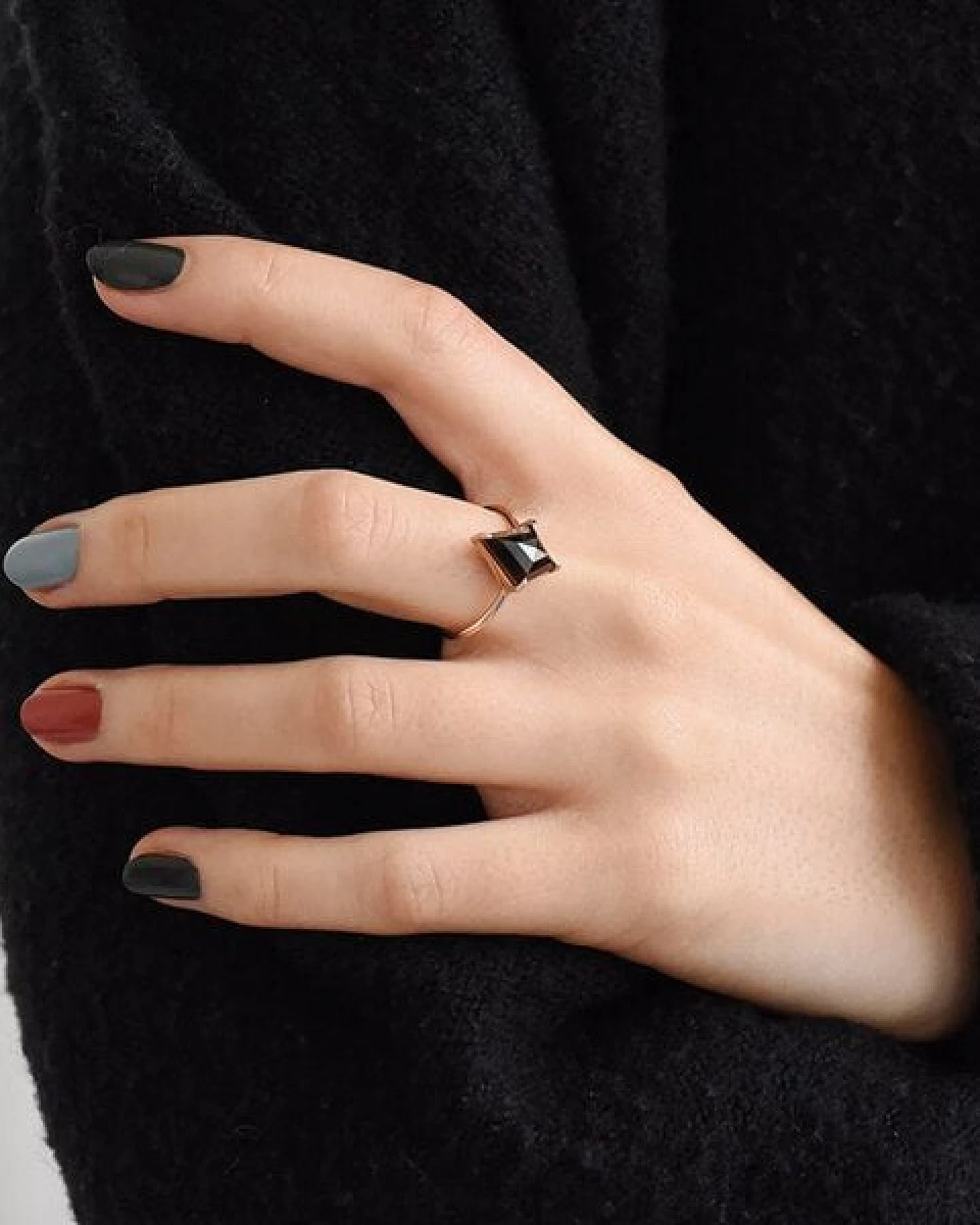 Eppi Minimalistischer Ring mit Salt and Pepper Diamanten Iban – Ansicht 4