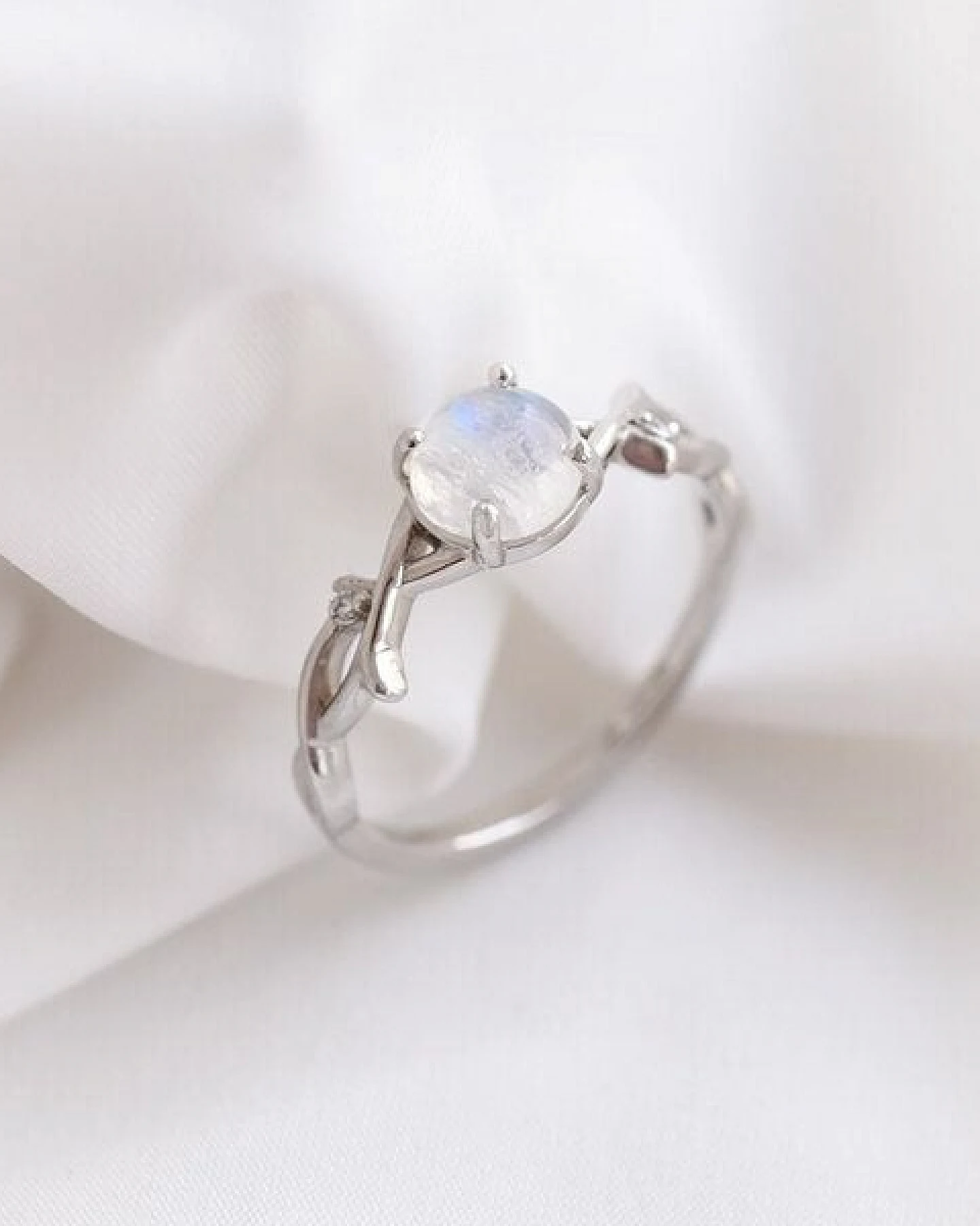 Eppi Romantischer Ring mit Mondstein und Diamanten Makena – Ansicht 2