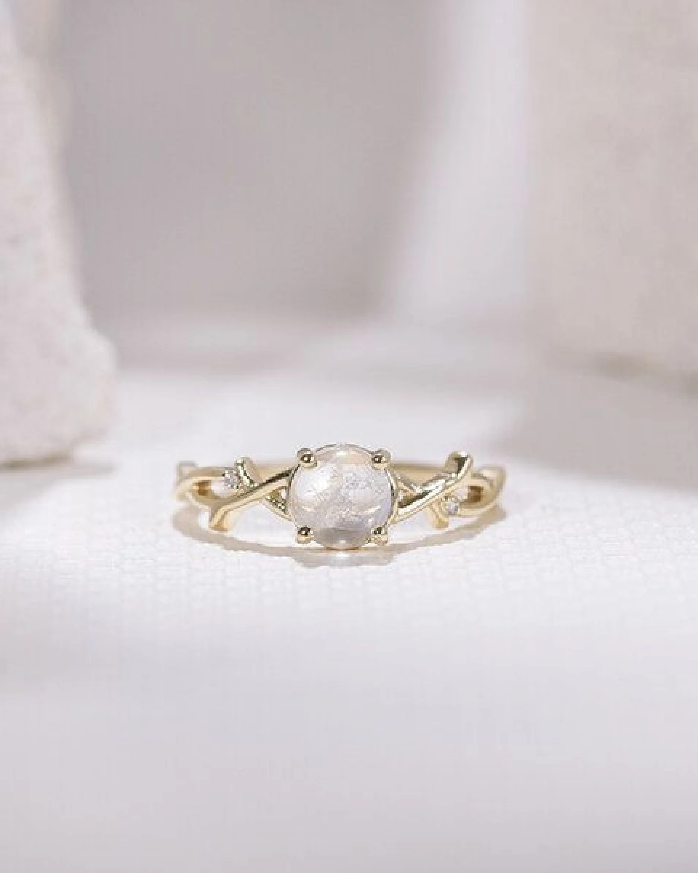 Eppi Romantischer Ring mit Mondstein und Diamanten Makena – Ansicht 3
