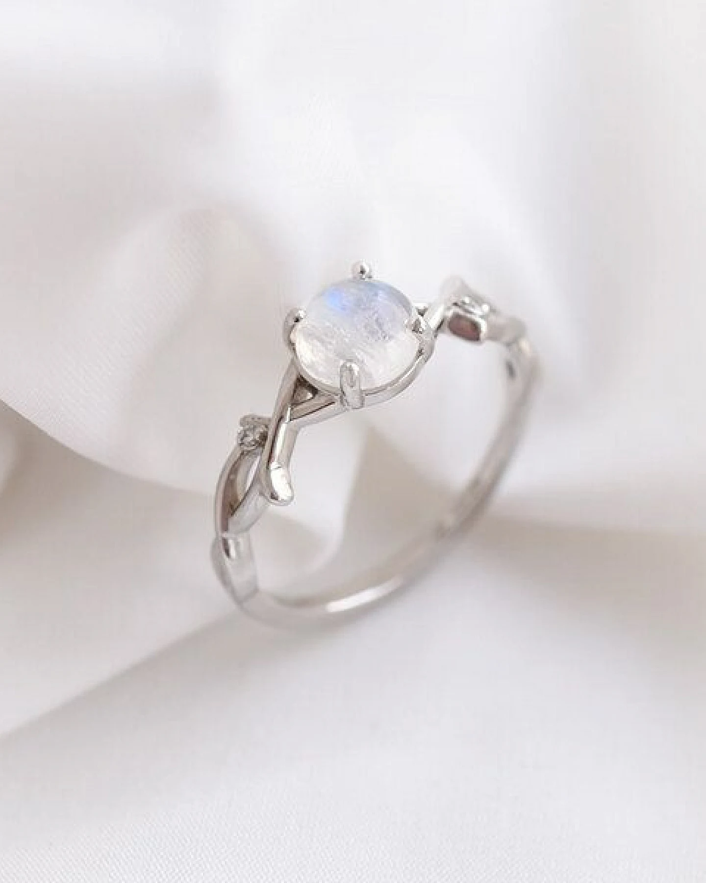 Eppi Romantischer Ring mit Mondstein und Diamanten Makena – Ansicht 2