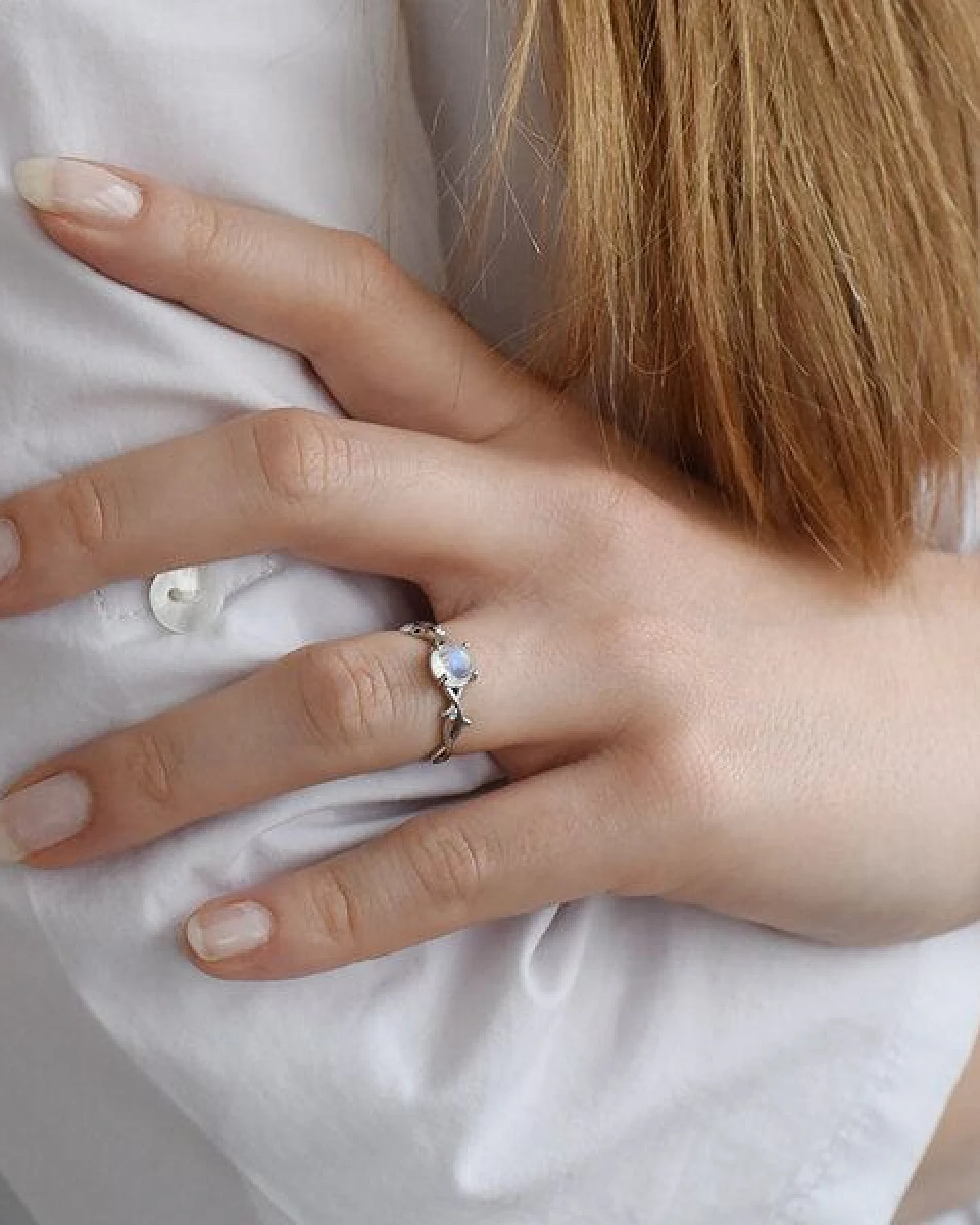 Eppi Romantischer Ring mit Mondstein und Diamanten Makena – Ansicht 3