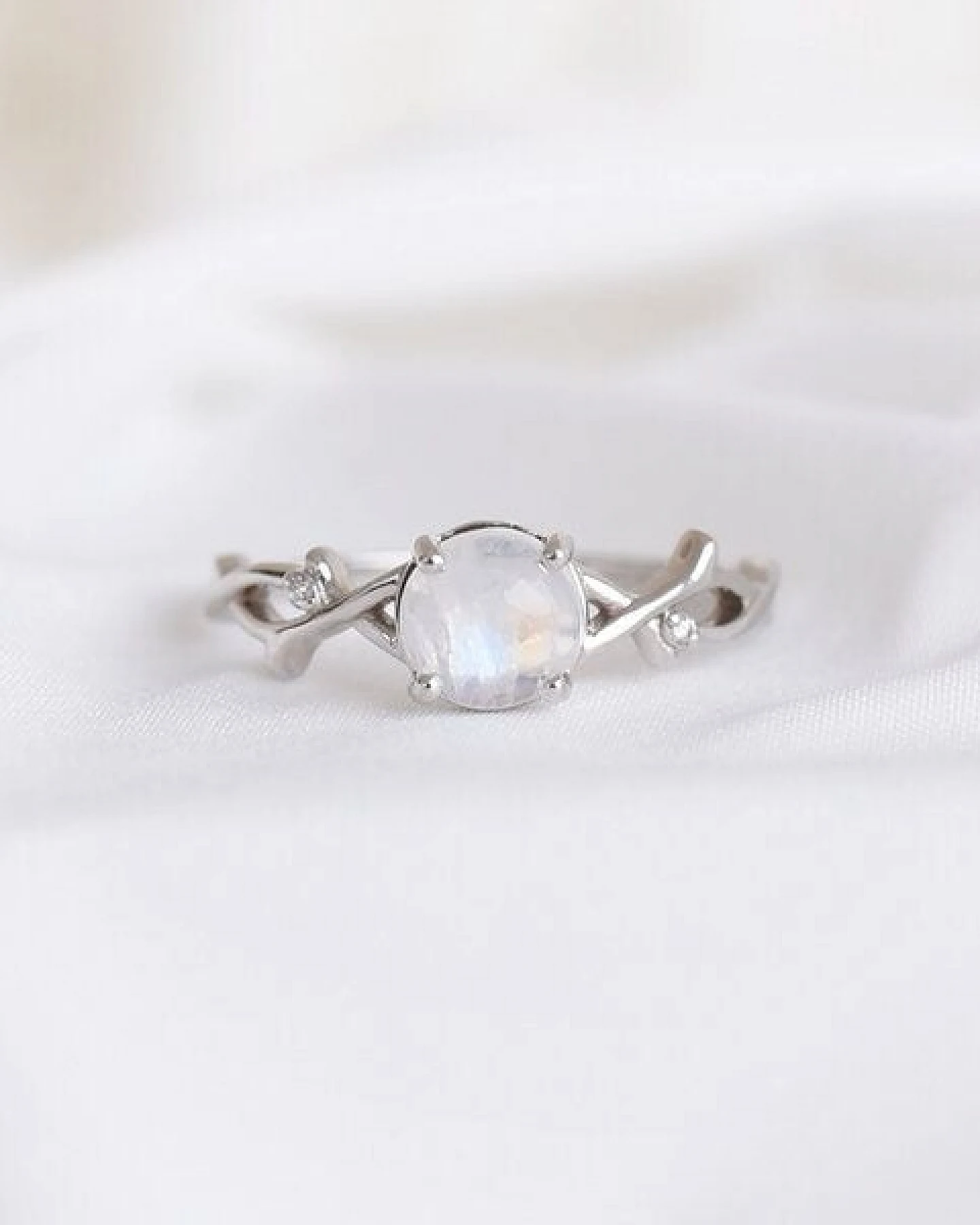 Eppi Romantischer Ring mit Mondstein und Diamanten Makena – Ansicht 2