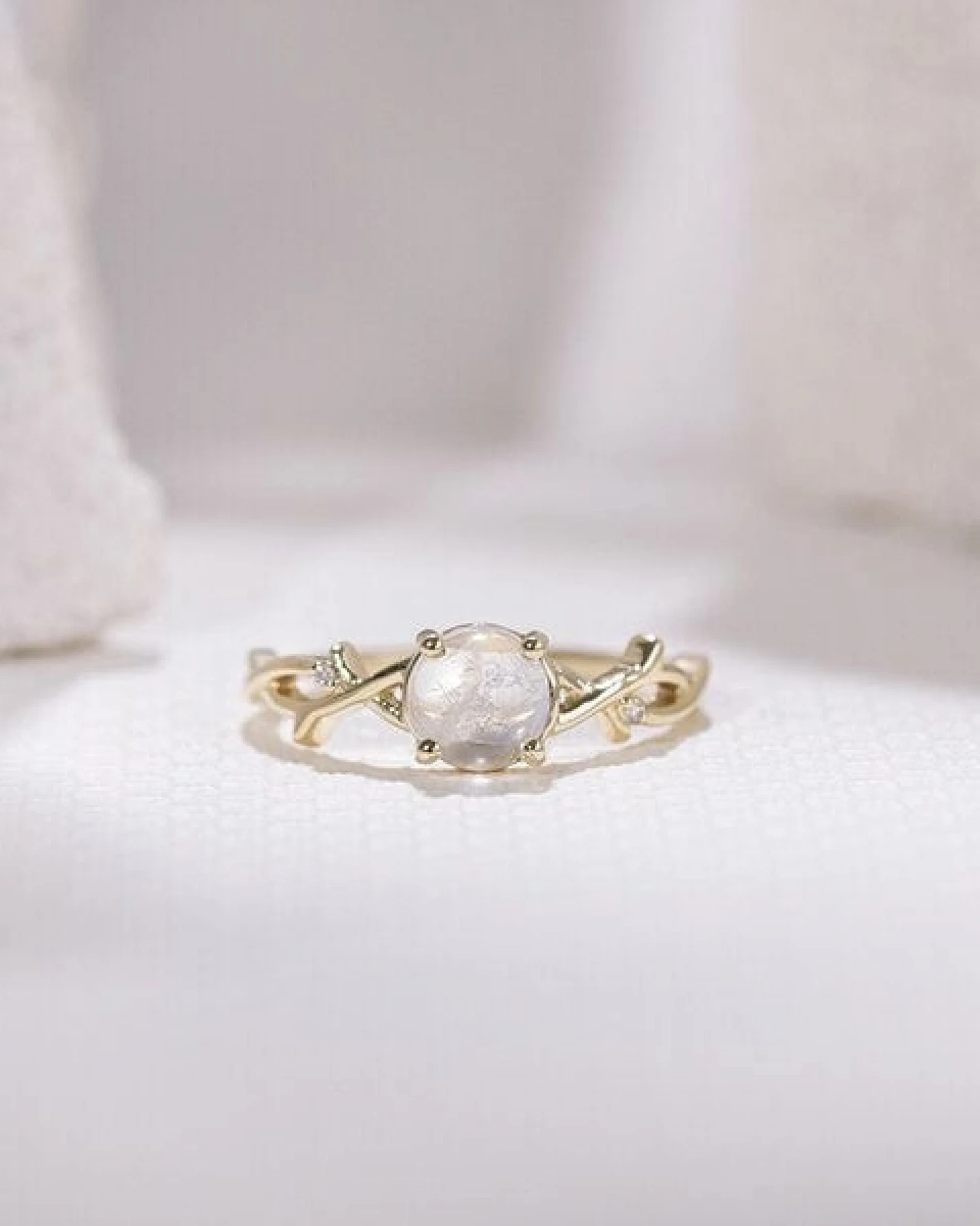 Eppi Romantischer Ring mit Mondstein und Diamanten Makena – Ansicht 4