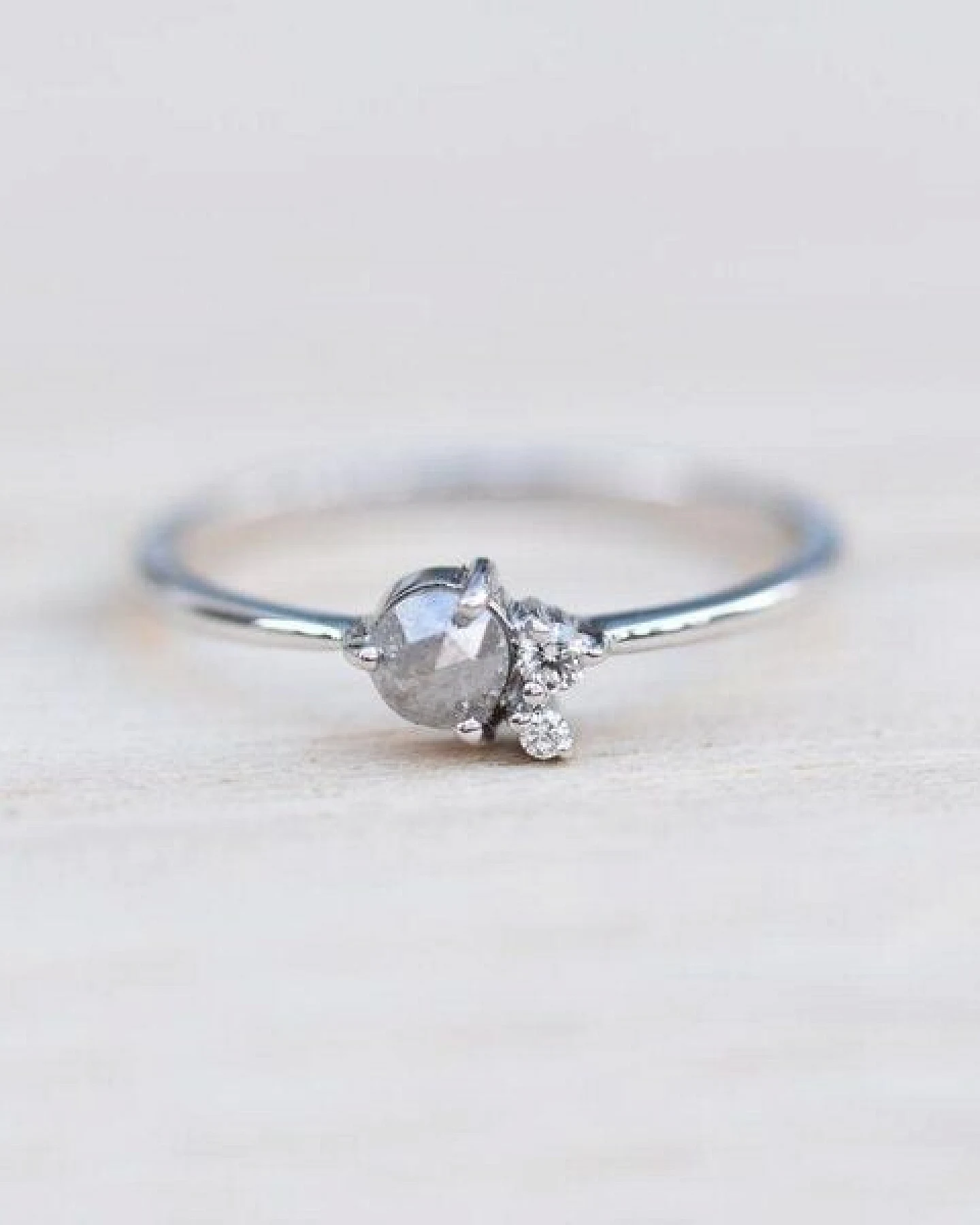 Eppi Goldring mit Salt'n'Pepper Diamant und Diamanten Marine – Ansicht 2