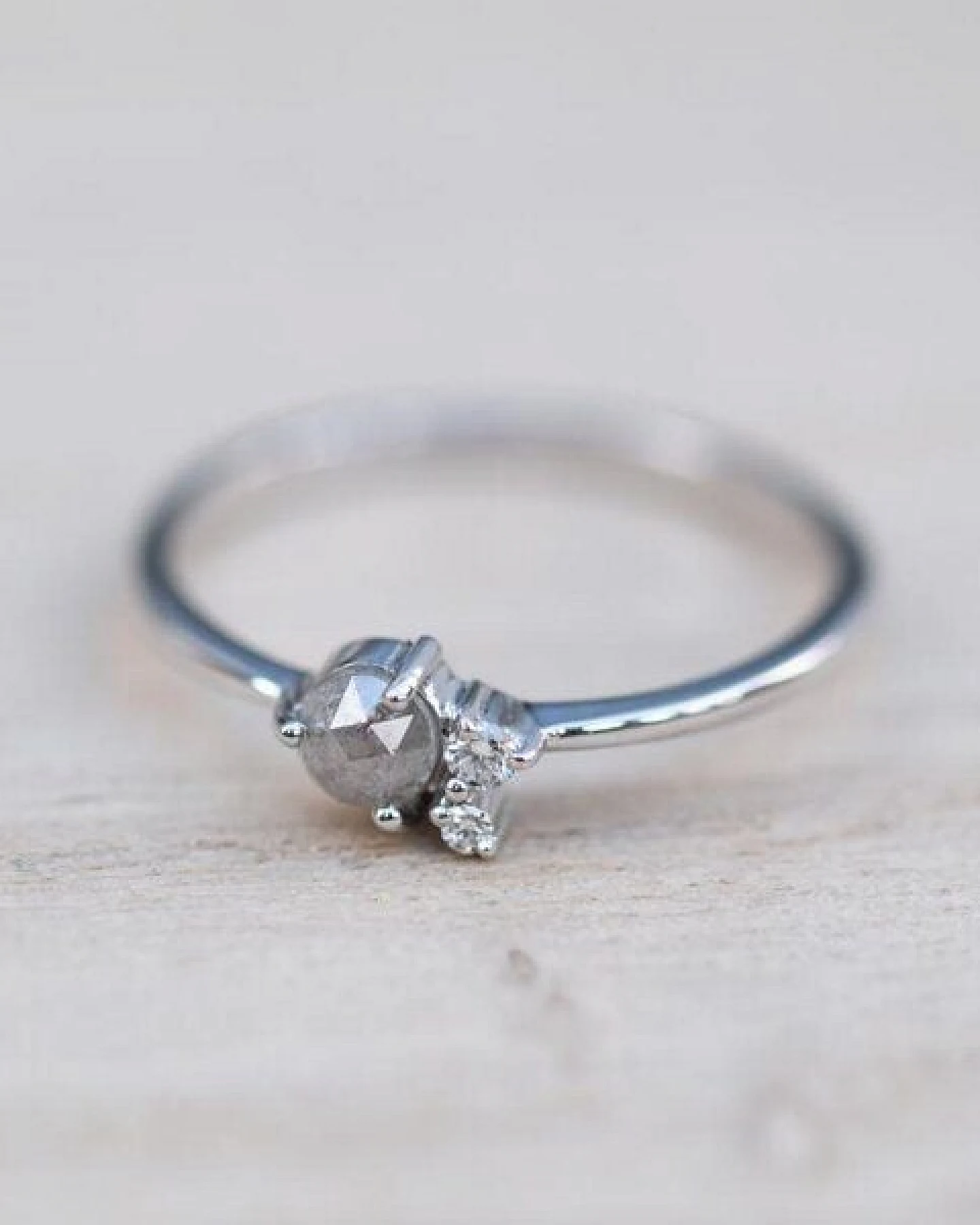 Eppi Goldring mit Salt'n'Pepper Diamant und Diamanten Marine – Ansicht 3