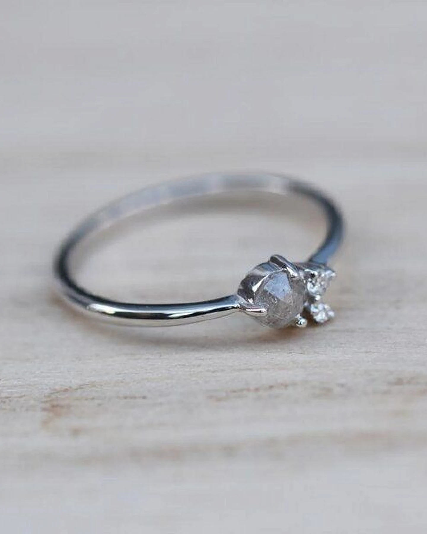 Eppi Goldring mit Salt'n'Pepper Diamant und Diamanten Marine – Ansicht 3