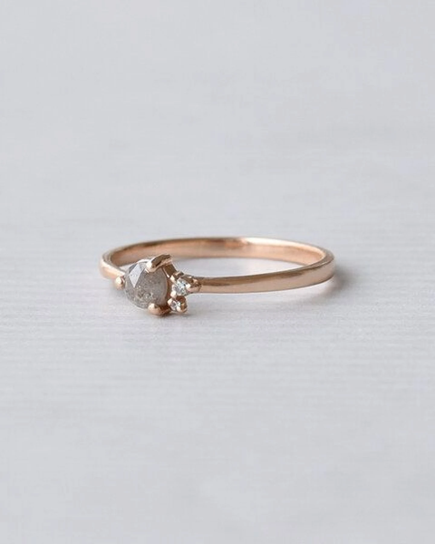 Eppi Goldring mit Salt'n'Pepper Diamant und Diamanten Marine – Ansicht 3