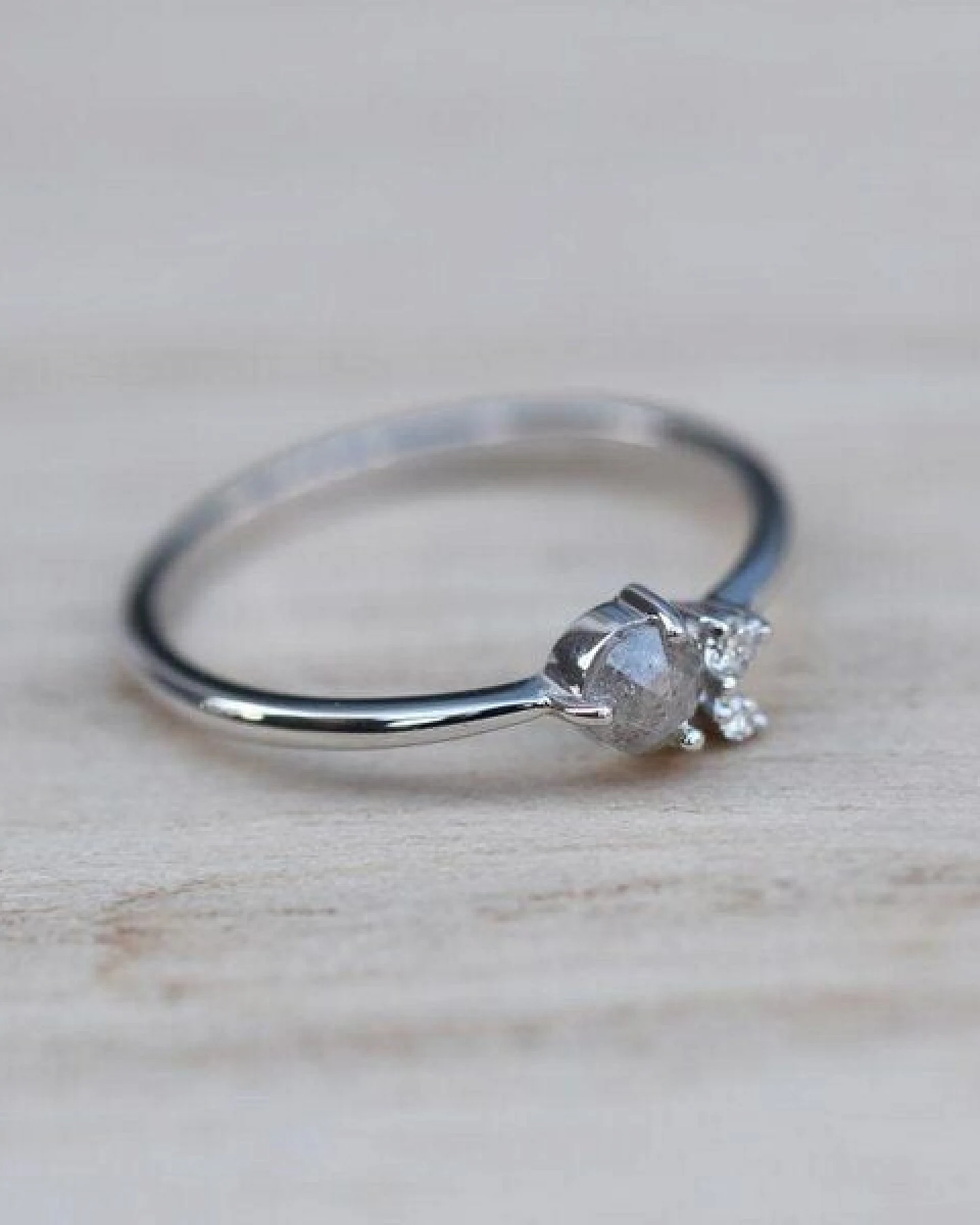 Eppi Goldring mit Salt'n'Pepper Diamant und Diamanten Marine – Ansicht 3