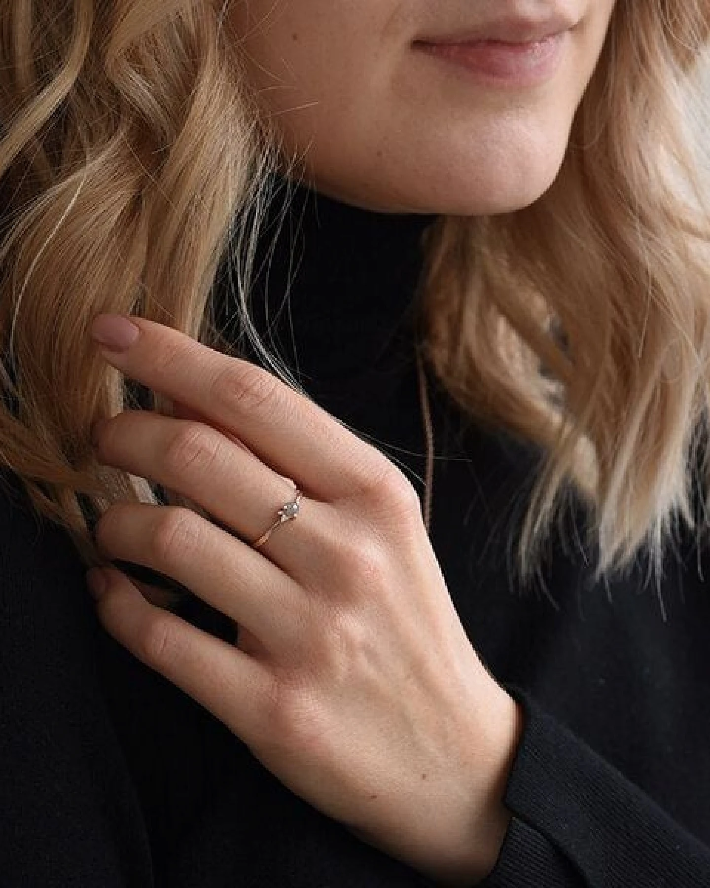 Eppi Goldring mit Salt'n'Pepper Diamant und Diamanten Marine – Ansicht 4