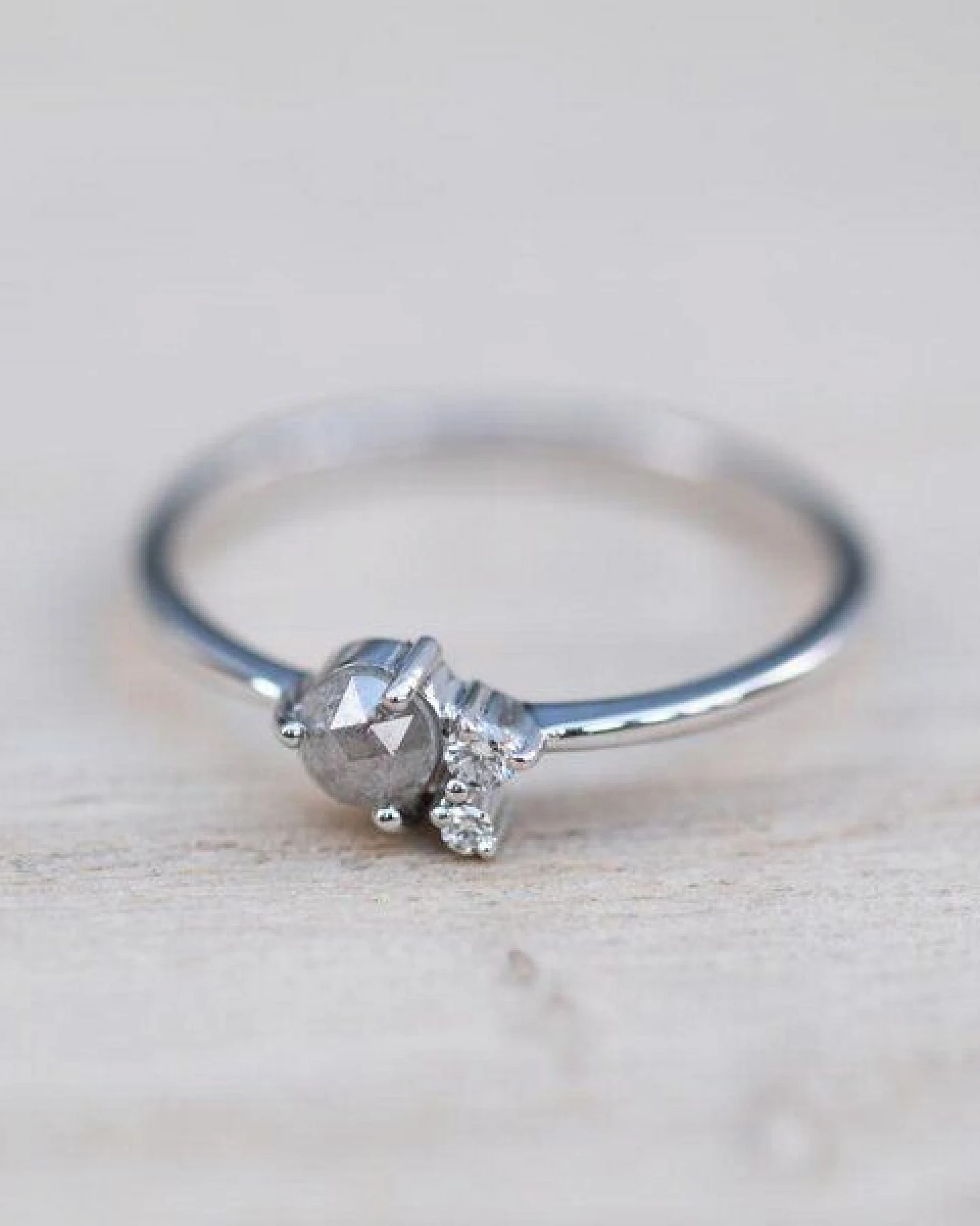 Eppi Goldring mit Salt'n'Pepper Diamant und Diamanten Marine – Ansicht 2