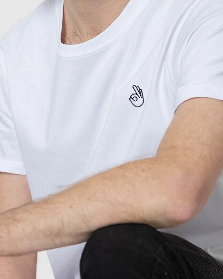 Fyngers Unisex T-Shirt aus Biobaumwolle - Modell OK mit gestickter Veredelung