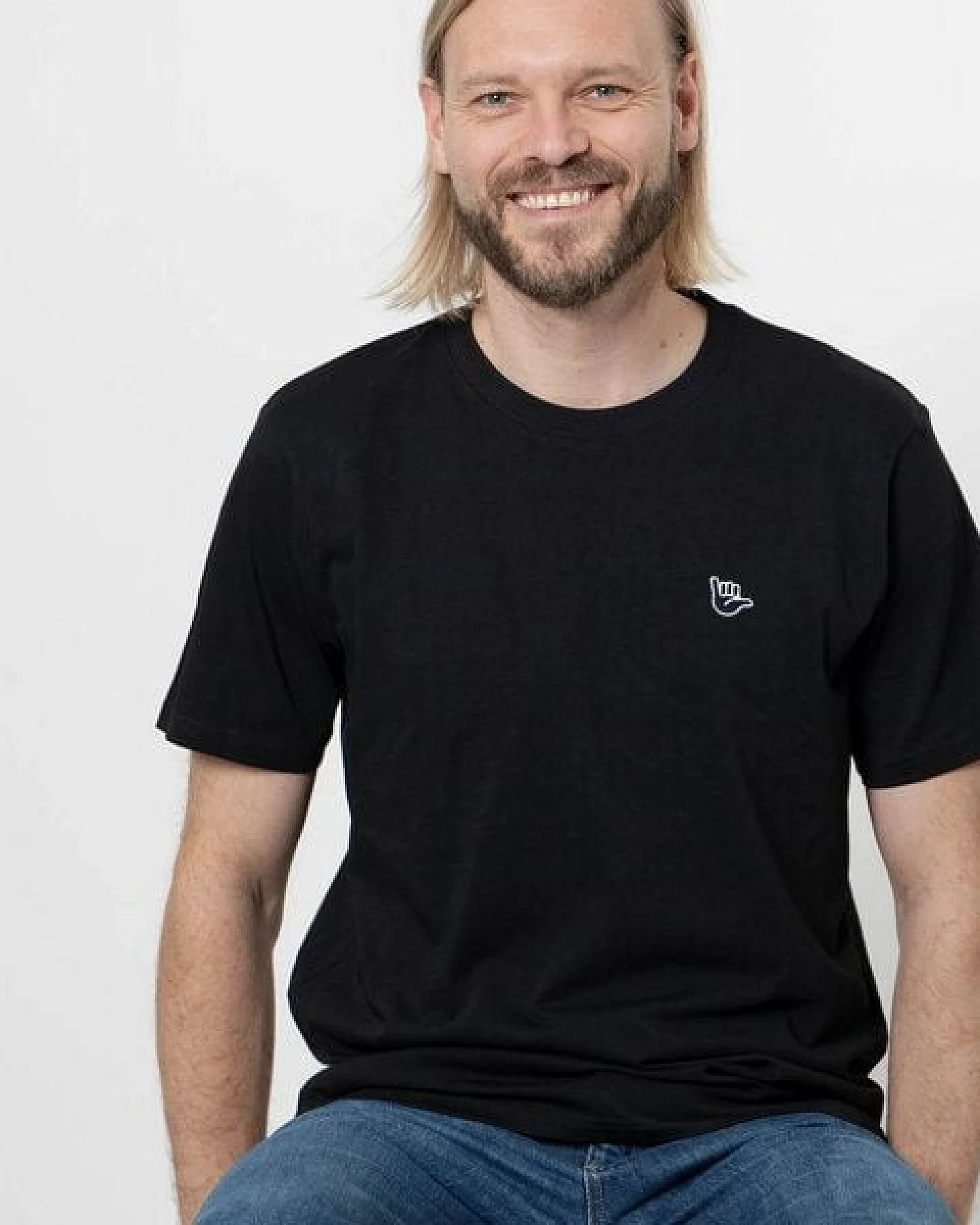 Fyngers Unisex T-Shirt aus Biobaumwolle - Modell HANG LOOSE mit gestickter Veredelung – Ansicht 4