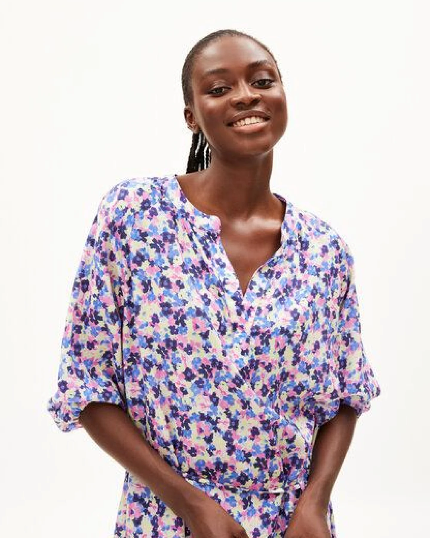 ARMEDANGELS MADITHAA MULTI FLORAL - Damen Webkleid Oversized Fit aus TENCEL Lyocell – Ansicht 3