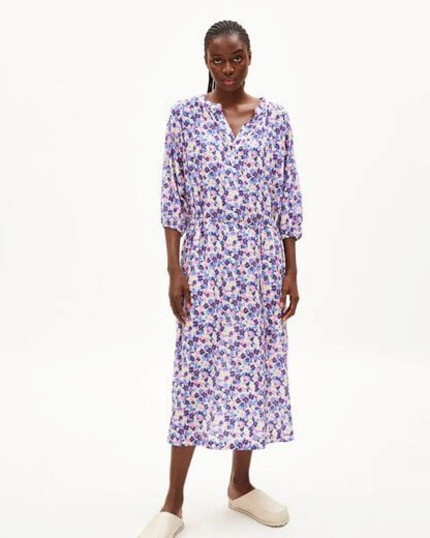 ARMEDANGELS MADITHAA MULTI FLORAL - Damen Webkleid Oversized Fit aus TENCEL Lyocell – Ansicht 4