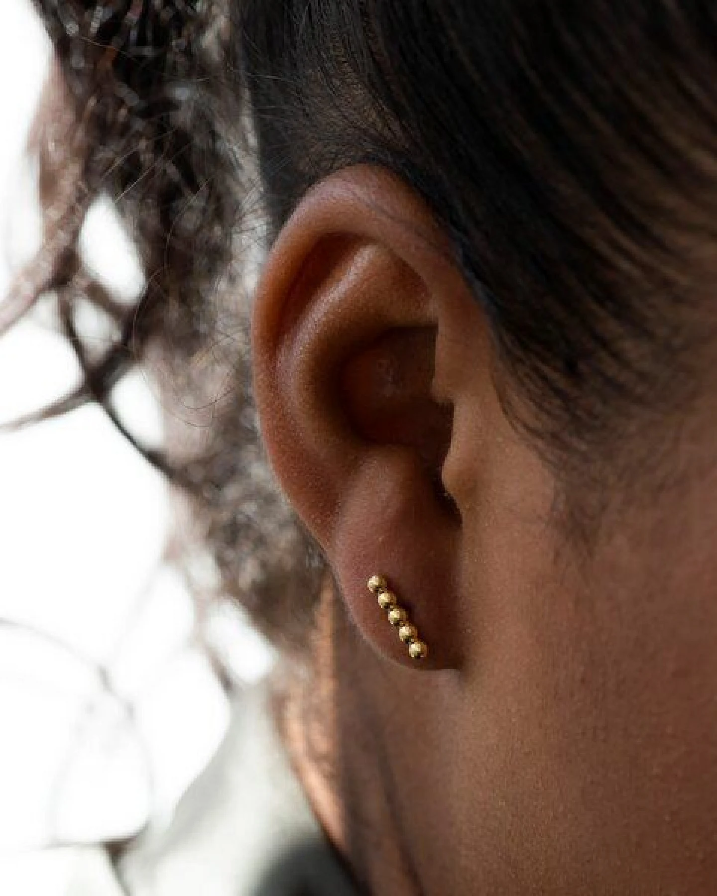 MOANINA Ohrringe Santo Minimal Studs - 925 Silber/18k Gold Vermeil – Ansicht 2