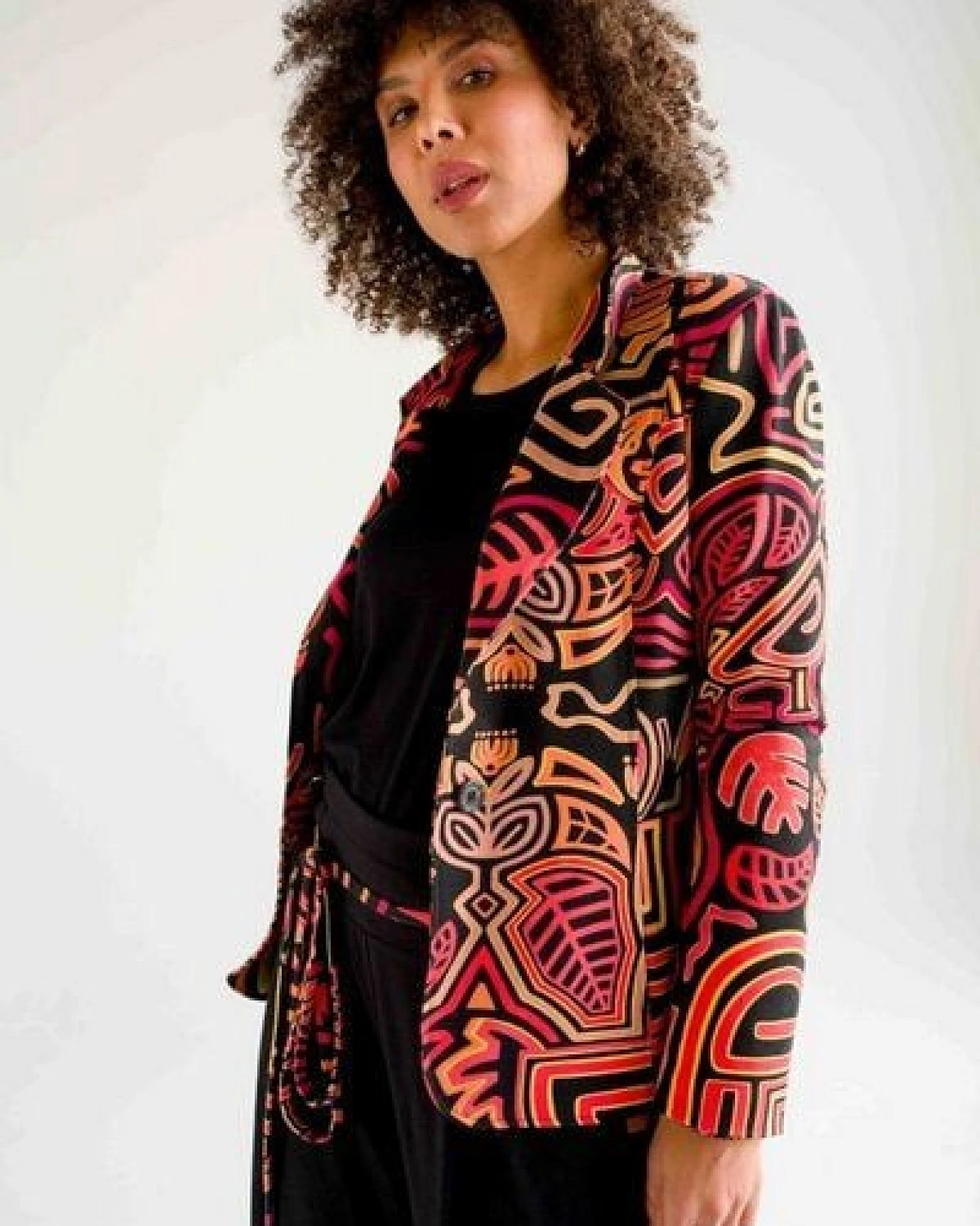 Jacke Pino Damen – taillierter Blazer aus Bio-Baumwolle – nachhaltig & fair produziert in der EU – einzigartiger KOKOworld Print – Ansicht 2