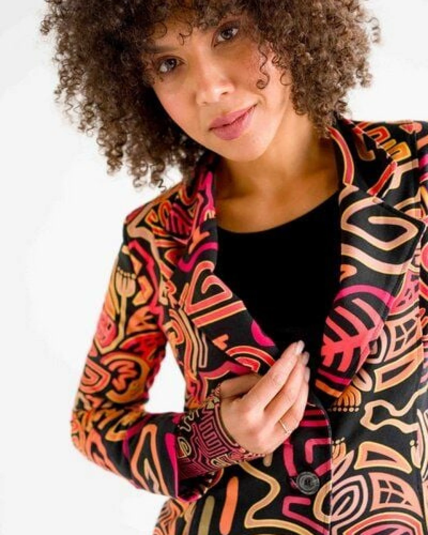 Jacke Pino Damen – taillierter Blazer aus Bio-Baumwolle – nachhaltig & fair produziert in der EU – einzigartiger KOKOworld Print – Ansicht 3