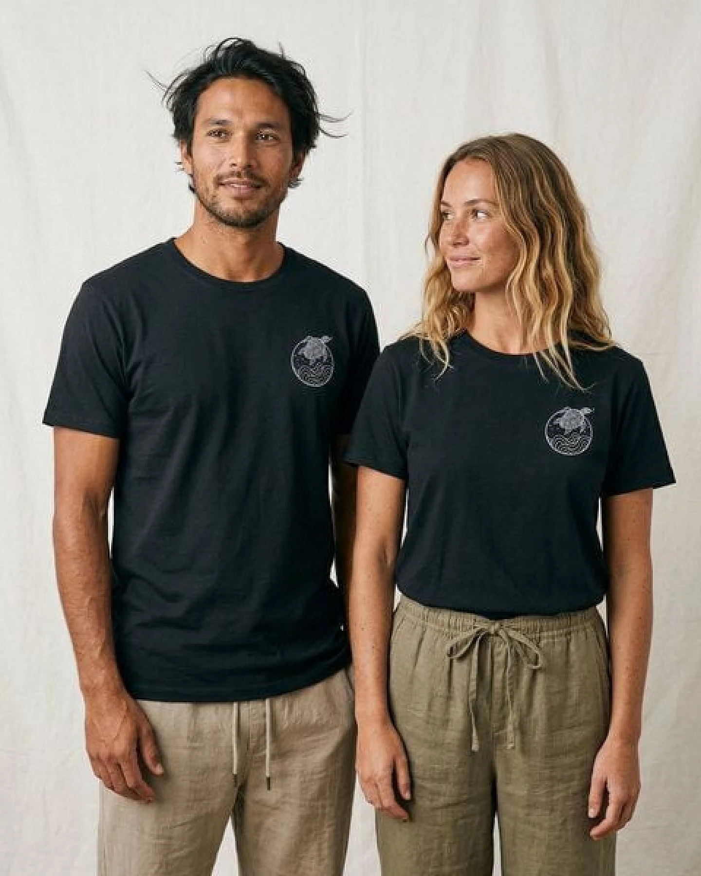 vis wear Schildkröte zwischen Ozean und Wellen - Organic Shirt – Ansicht 2