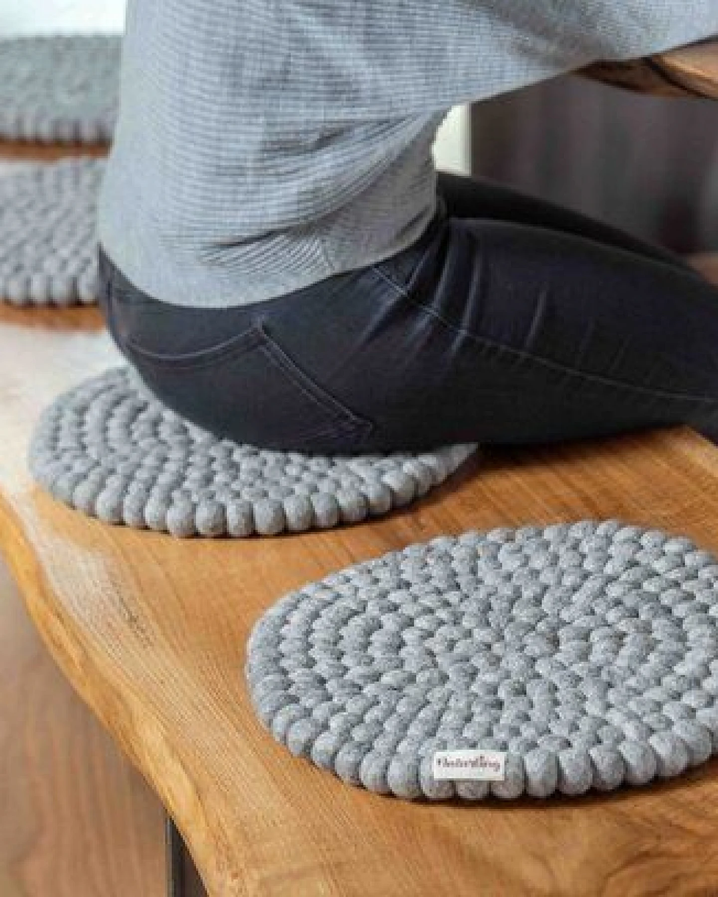 naturling Filzkugel Sitzkissen rund 39cm aus 100% Schurwolle für Stühle und Bänke – Ansicht 3