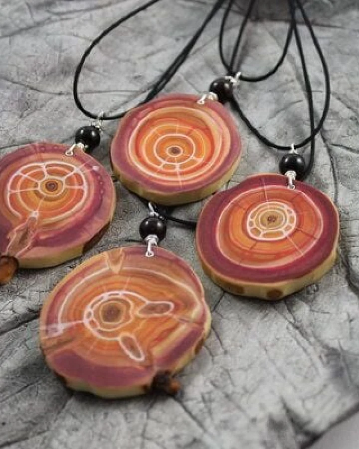 Naturlieb Element Feuer Halsband - Amulett aus Zirbenholz