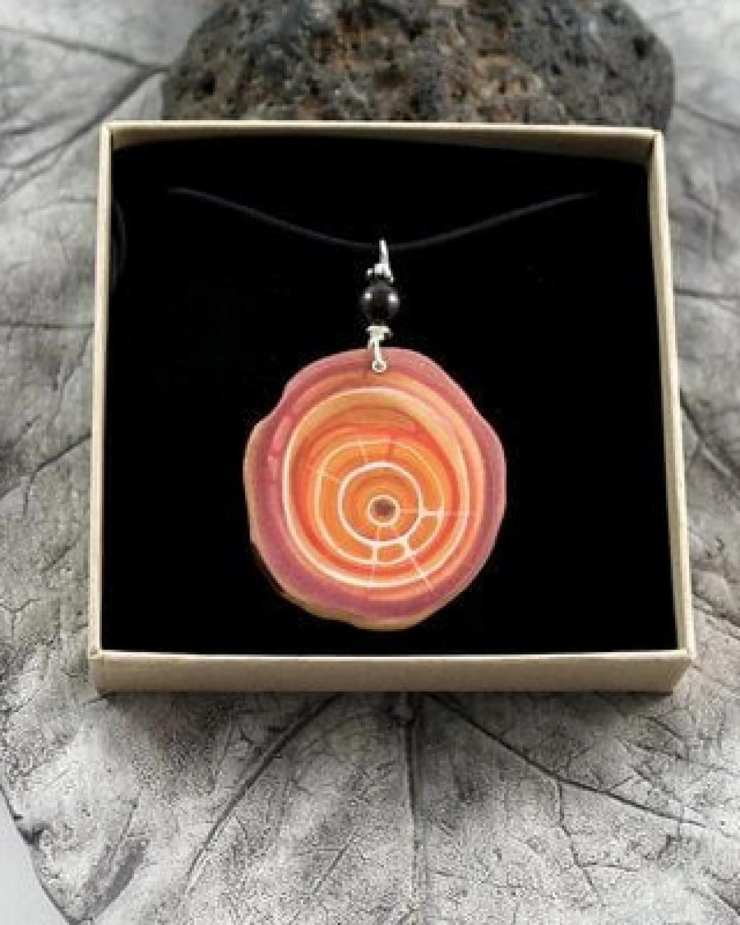 Naturlieb Element Feuer Halsband - Amulett aus Zirbenholz – Ansicht 3