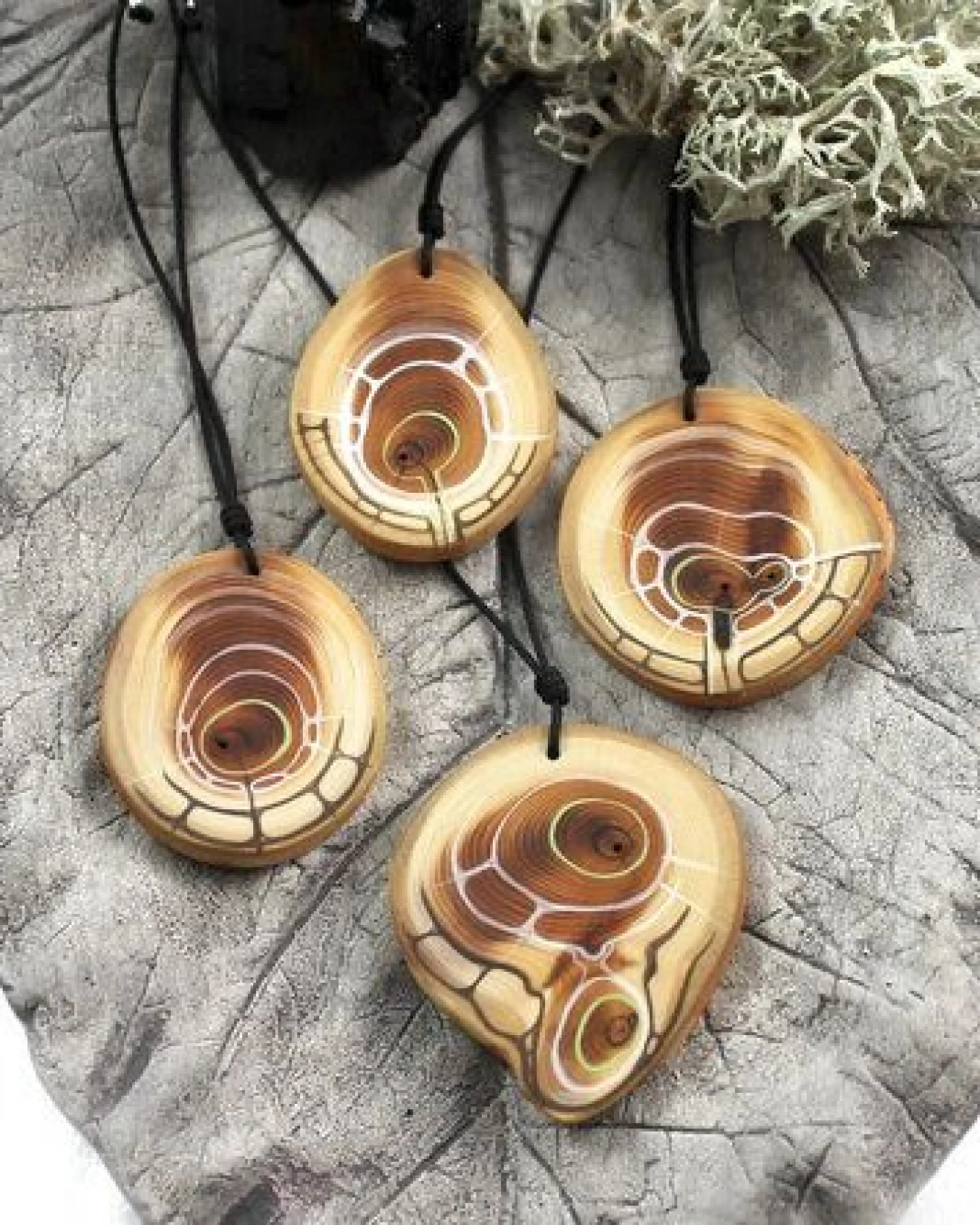 Naturlieb Element Erde Halsband - Amulett aus Eibenholz – Ansicht 2