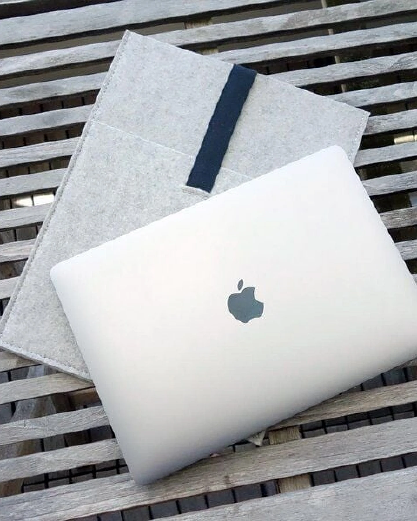 matilda k. manufaktur Minimalistische Laptophülle aus Wollfilz 'max' mit Einsteckfach – Ansicht 2