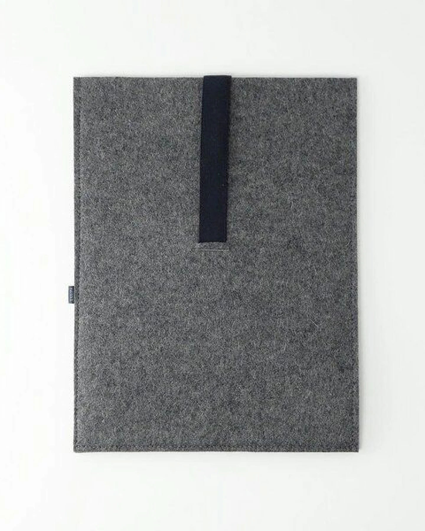 matilda k. manufaktur Minimalistische Laptophülle aus Wollfilz 'max' mit Einsteckfach – Ansicht 3