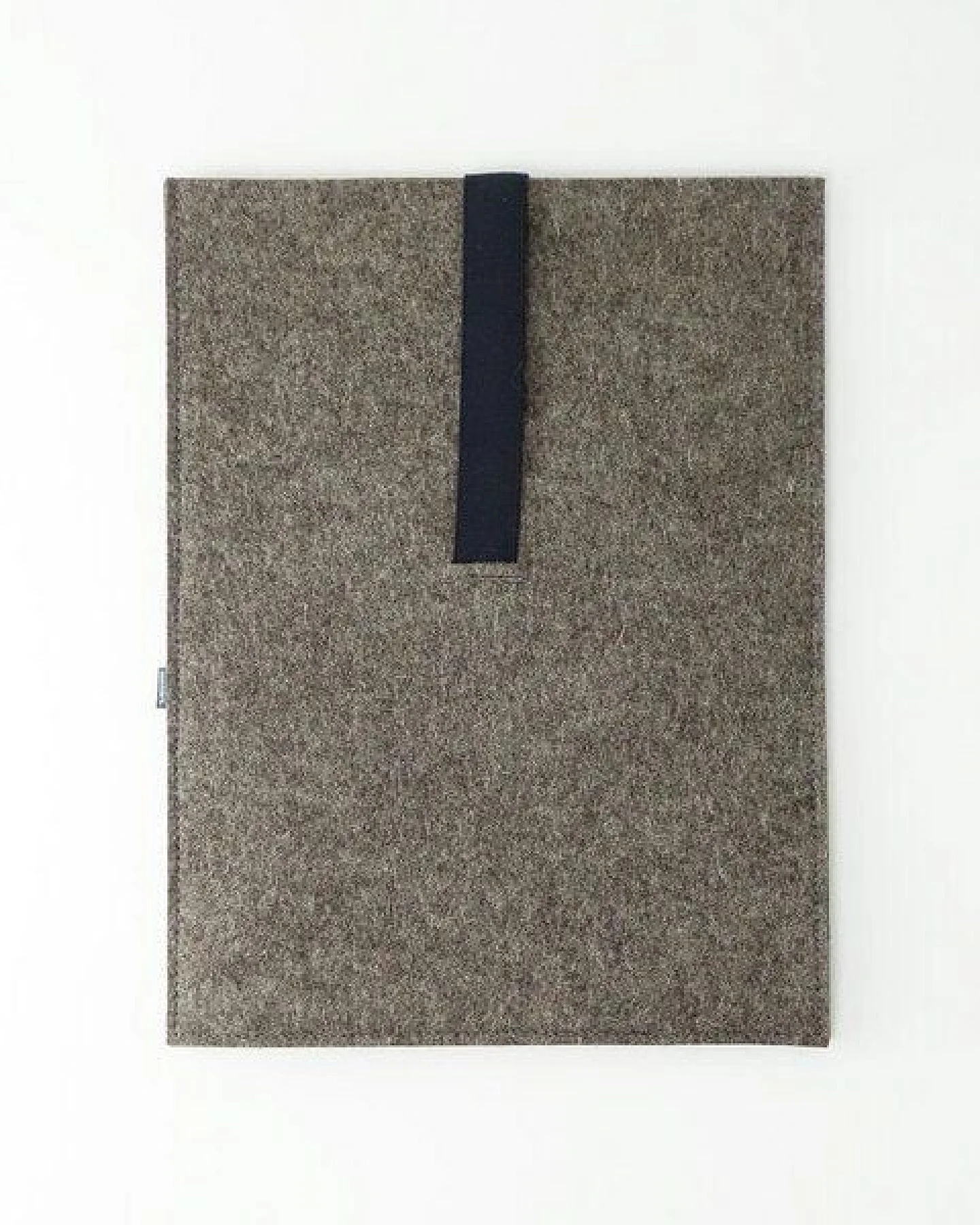 matilda k. manufaktur Minimalistische Laptophülle aus Wollfilz 'max' mit Einsteckfach – Ansicht 3
