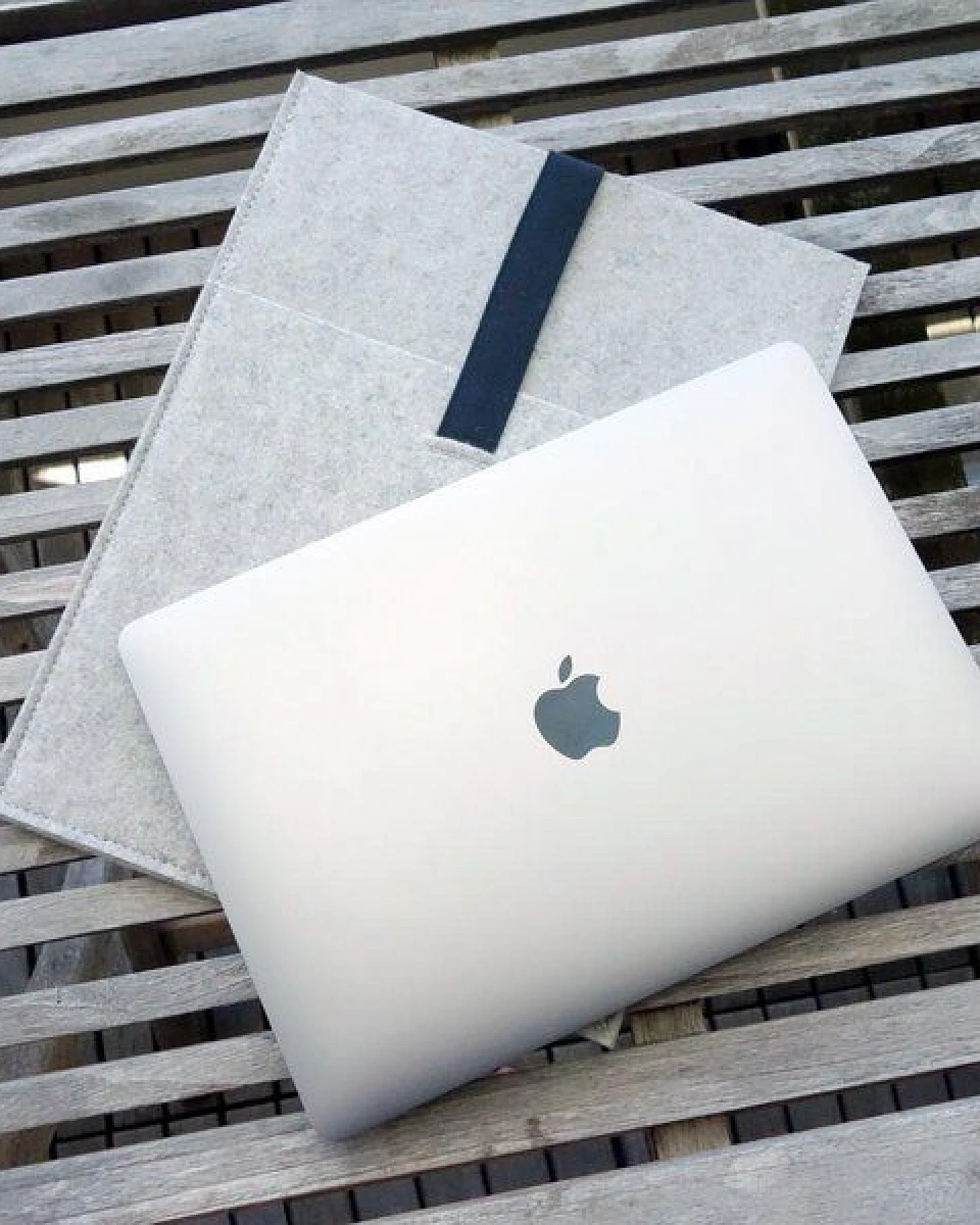 matilda k. manufaktur Minimalistische Laptophülle aus Wollfilz 'max' mit Einsteckfach – Ansicht 2